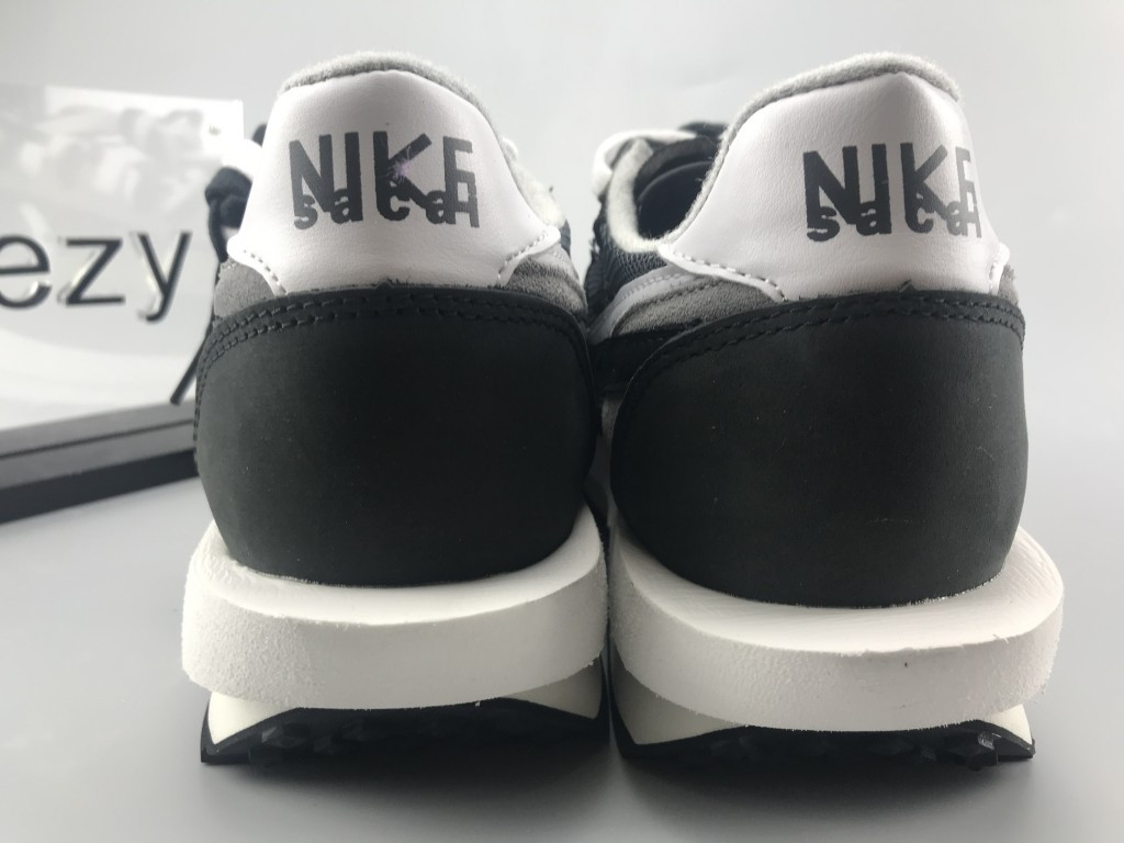 UA NIKE LDWAFFLE/SACAI BLACK ANTHRACITE