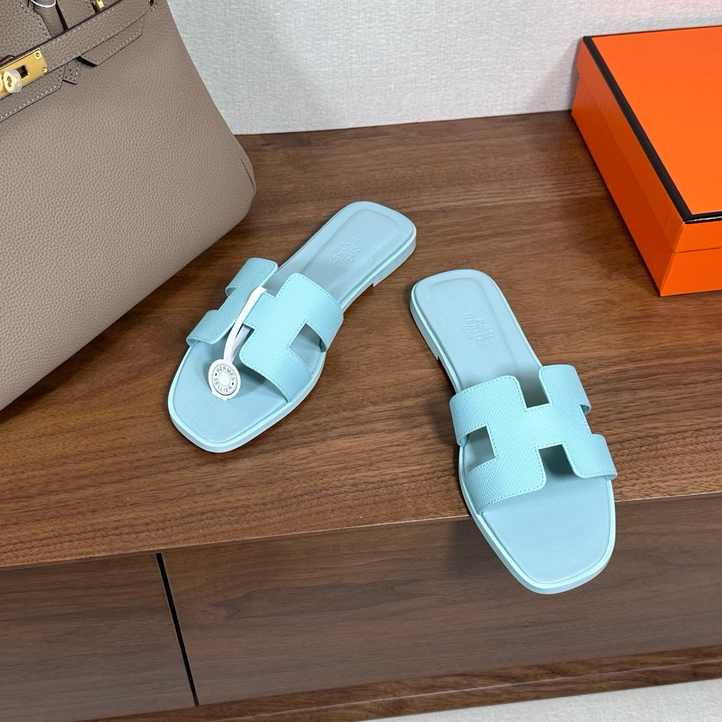 UA H**me5 Oran sandal