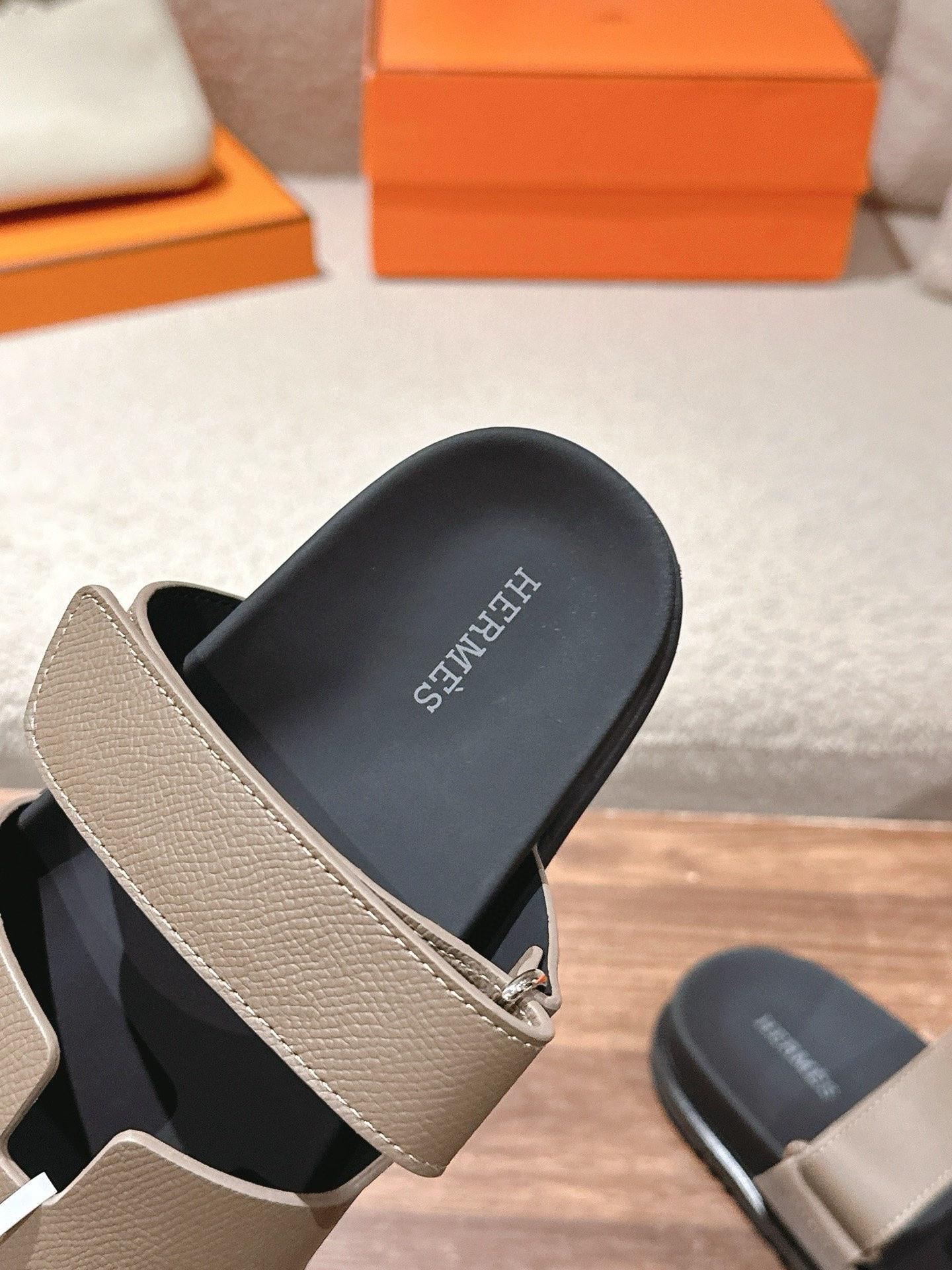 UA H**me5 Chypre sandal