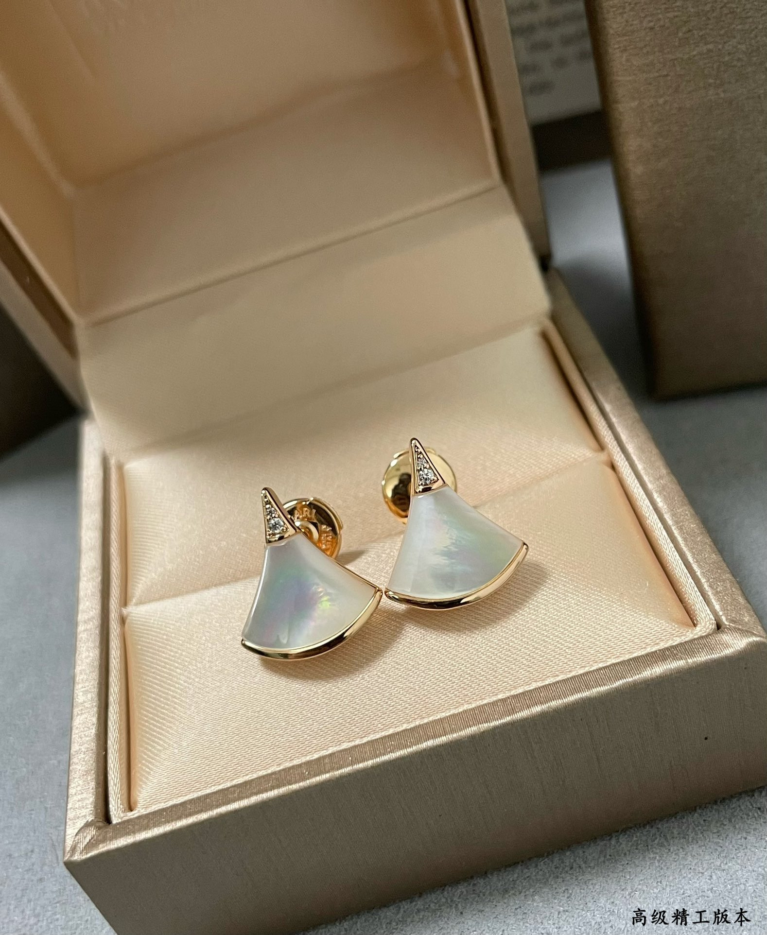 Bv1g*ai Scalloped Skirt Earrings