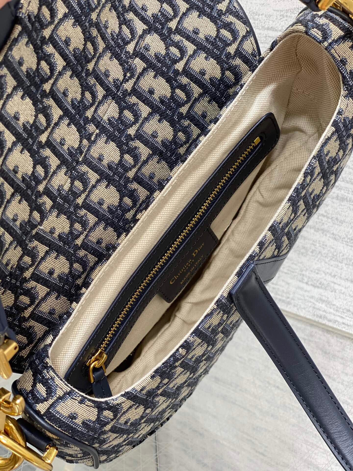 D10r Saddle Bag 25.5 ×20 x 6.5 cm