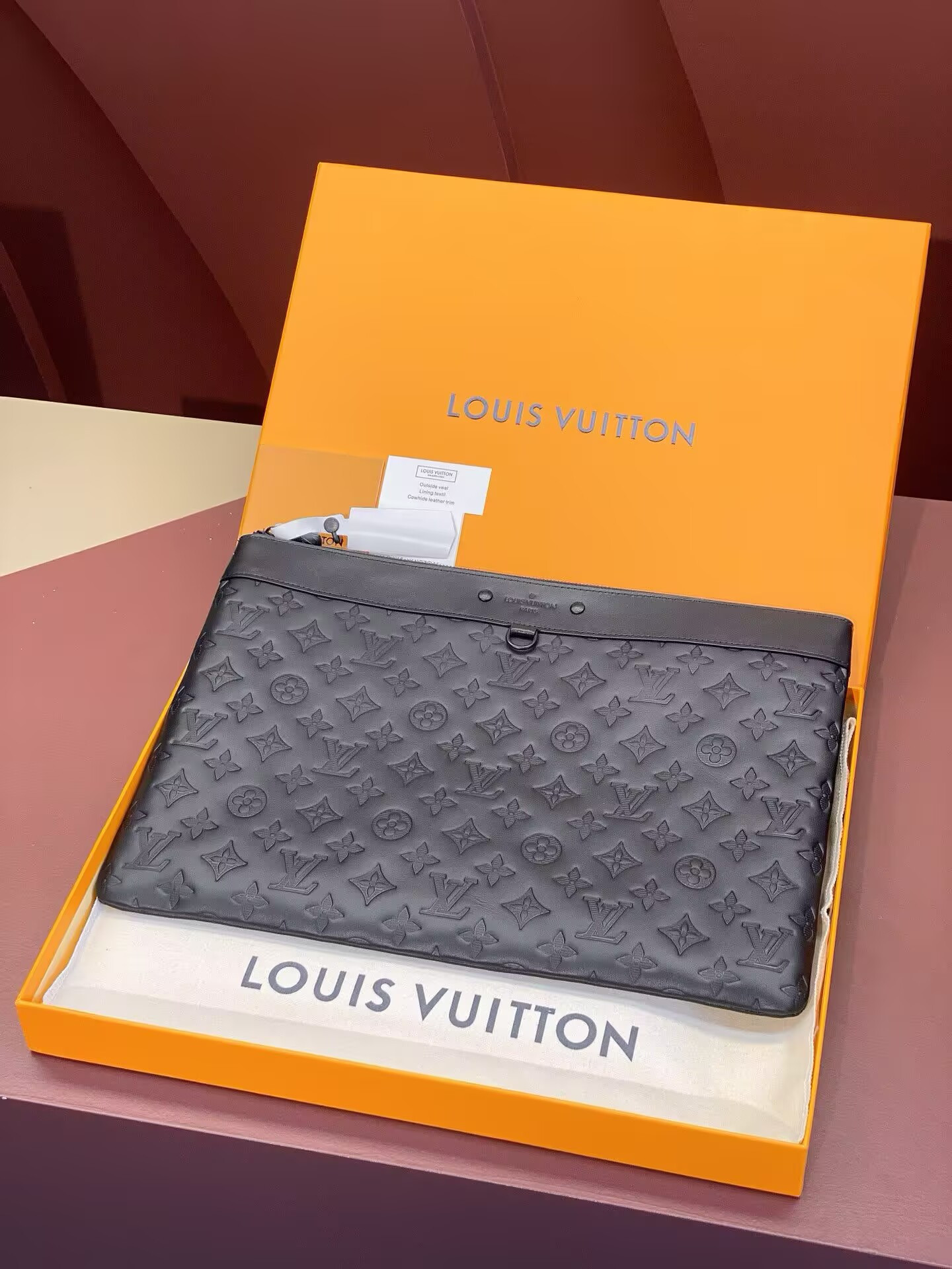 LV To-Go Pochette M81570 34x25x2cm