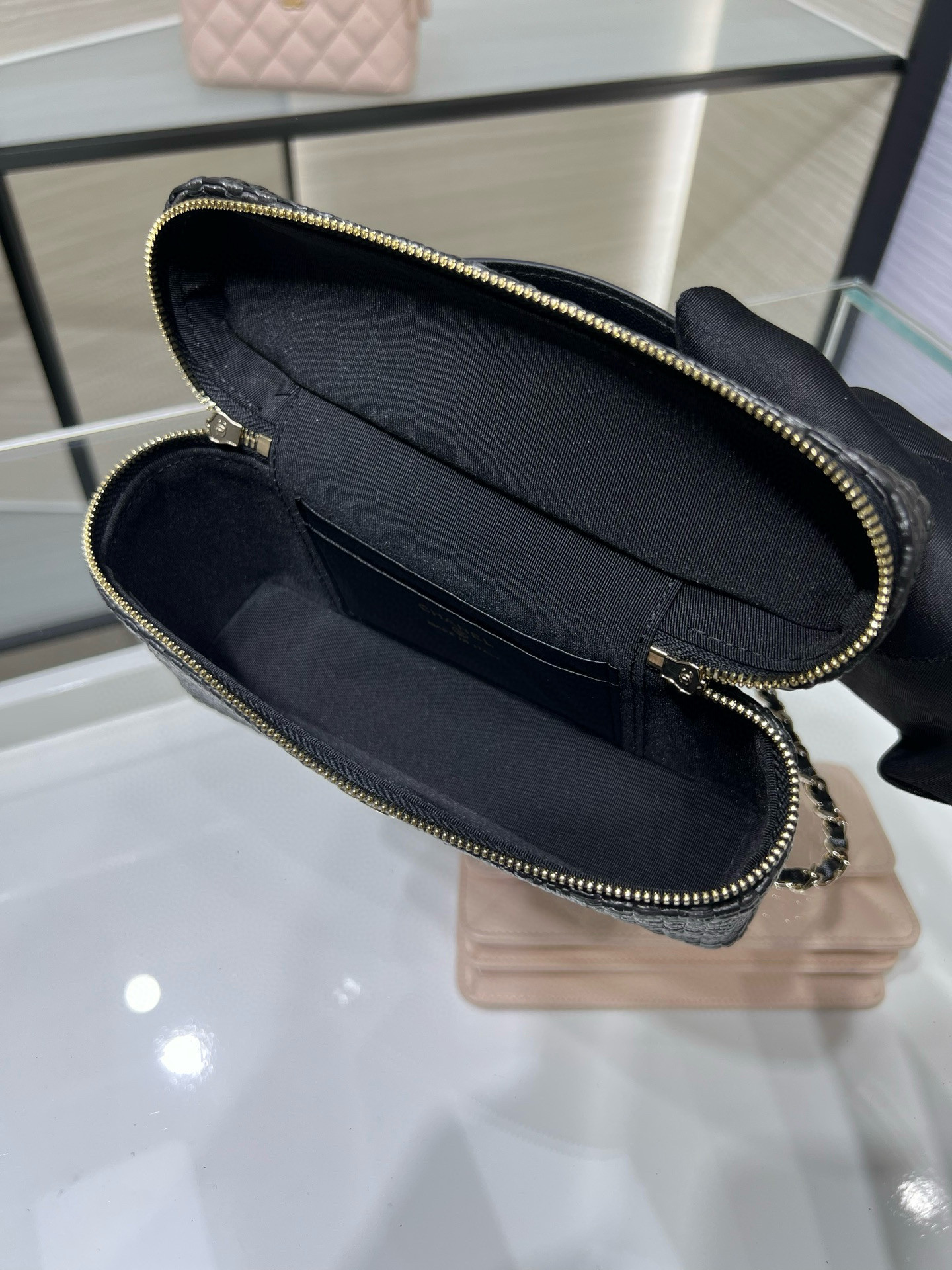 Ch**el classic vanity with chain ap4385 17x19.5x5cm