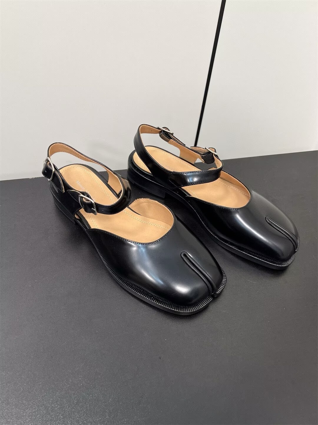 ua ma1s0n Marg*e1a tabi sandals