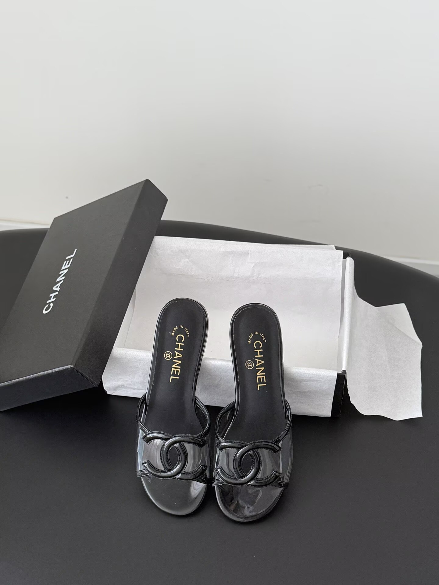 ua Ch**el sandals