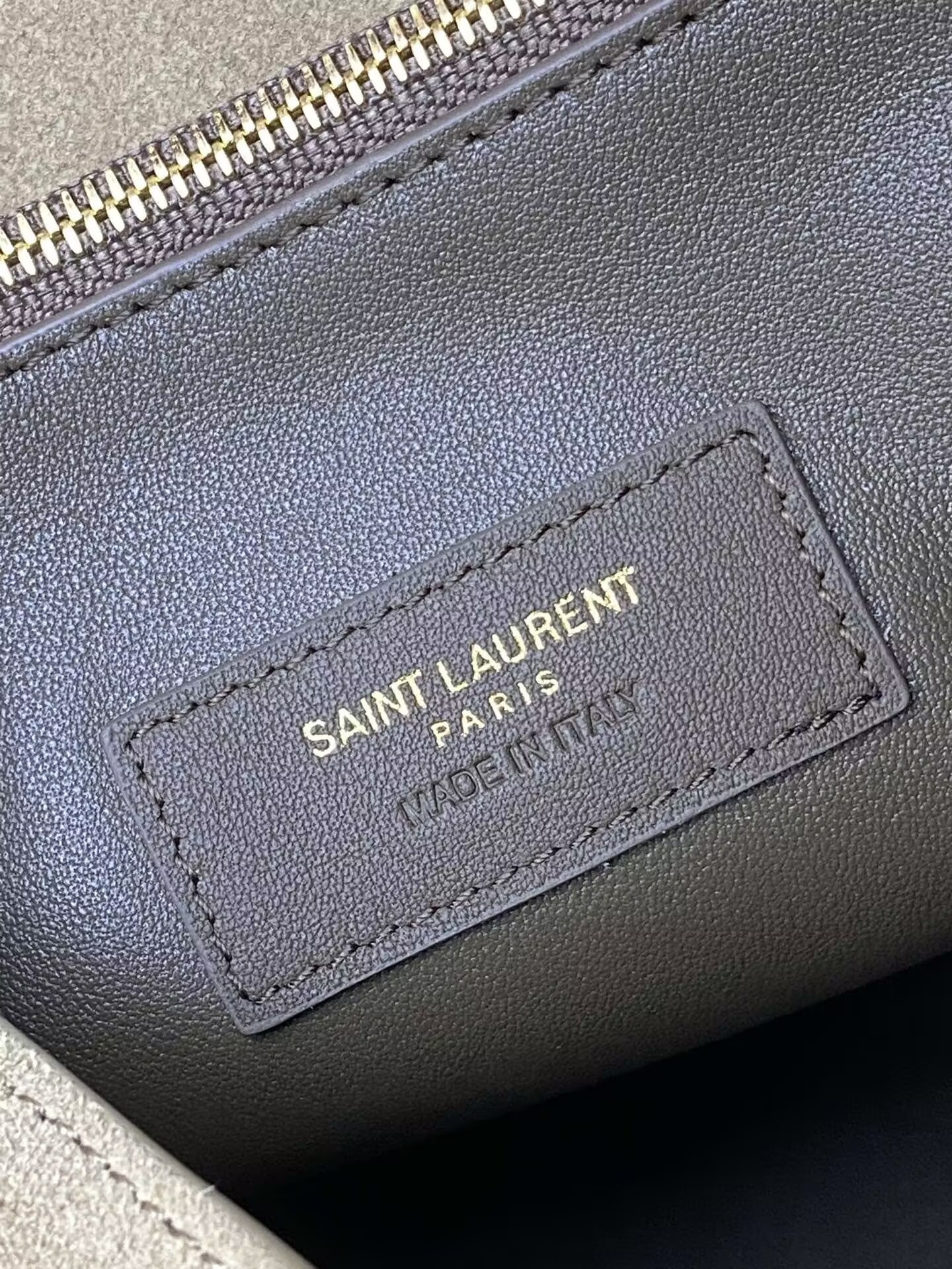 Y51 LE 5 À 7 S*pPLE LARGE IN SUEDE 30 X 31 X 13 CM