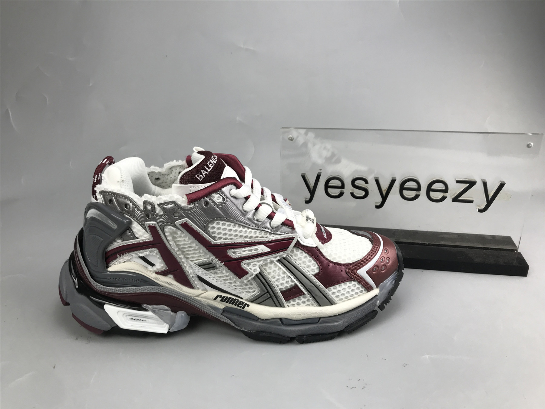 UA RUNNER GREY BURGUNDY
