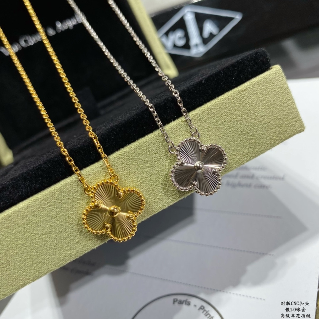 V*n Cl**f & Arpels Medium Classic Four Leaf Clover Necklace Diameter approx 1.5cm,Chain length approx 40+5cm