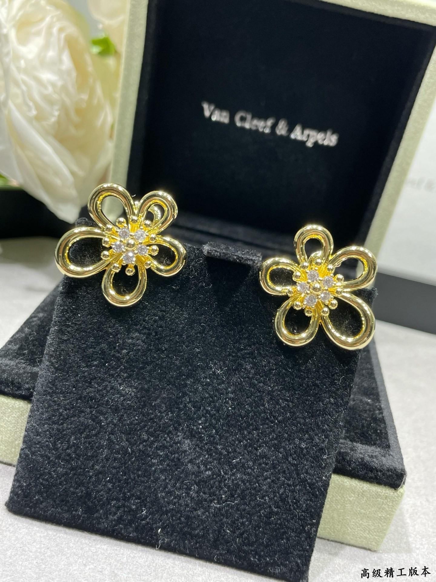 Van Cleef & Arpels Flowerlace Earrings