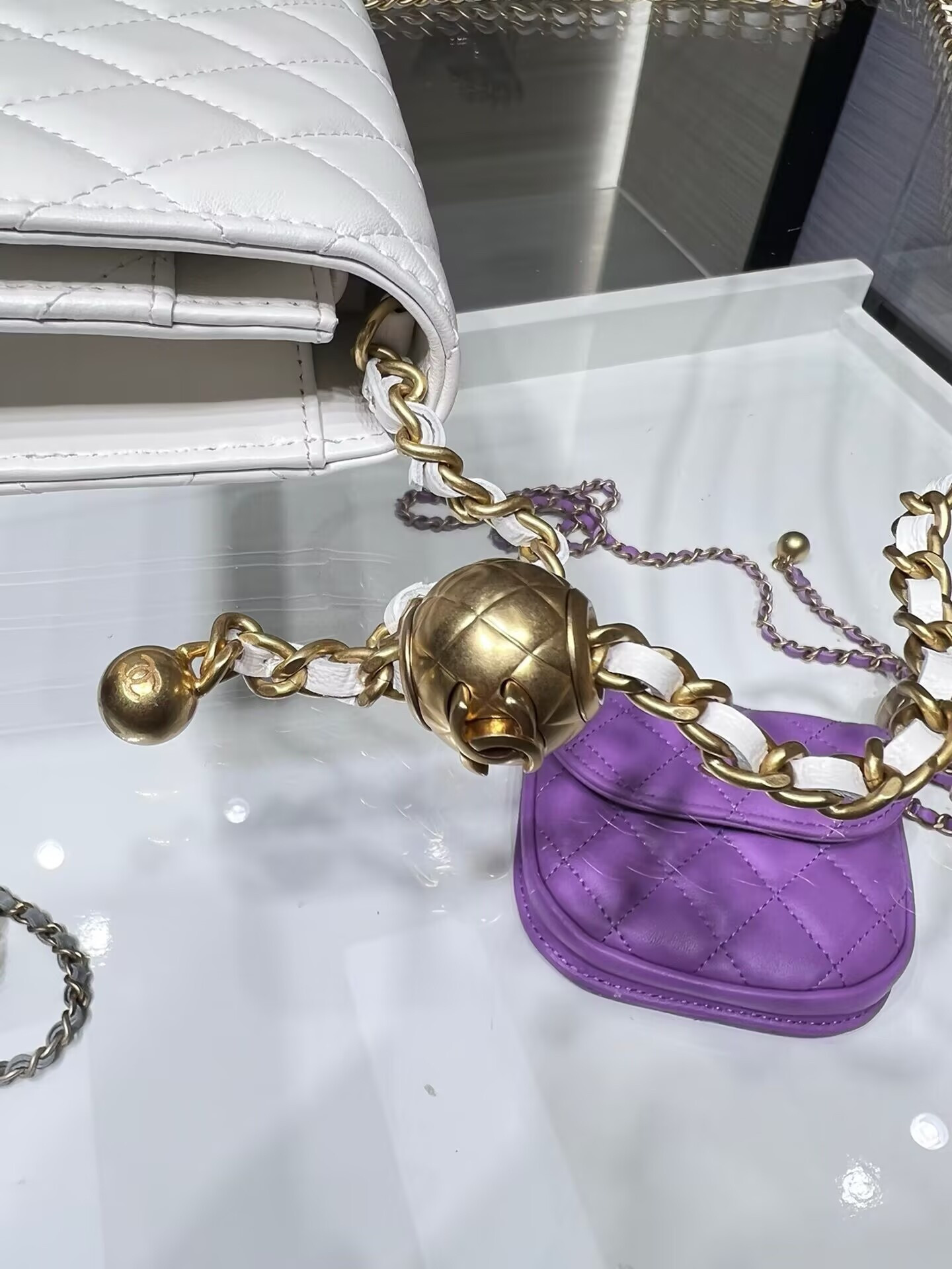 Ch**el CLASSIC WALLET ON CHAIN 4.8 × 7.5 × 1.4 in