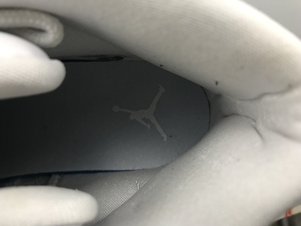 UA WMNS AIR JORDAN 11 RETRO "VAST GREY"