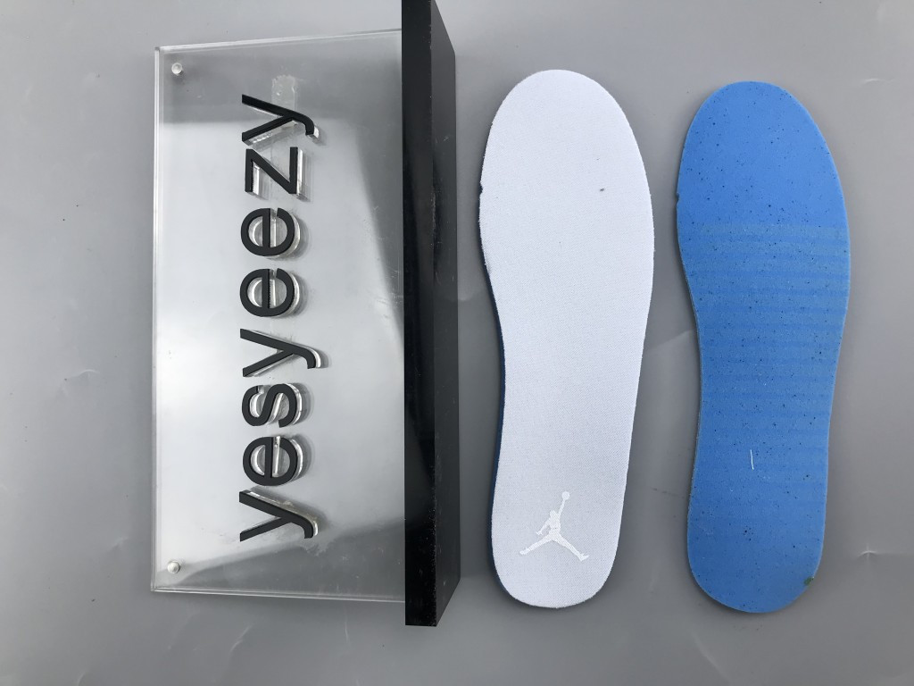 UA WMNS AIR JORDAN 11 RETRO "VAST GREY"