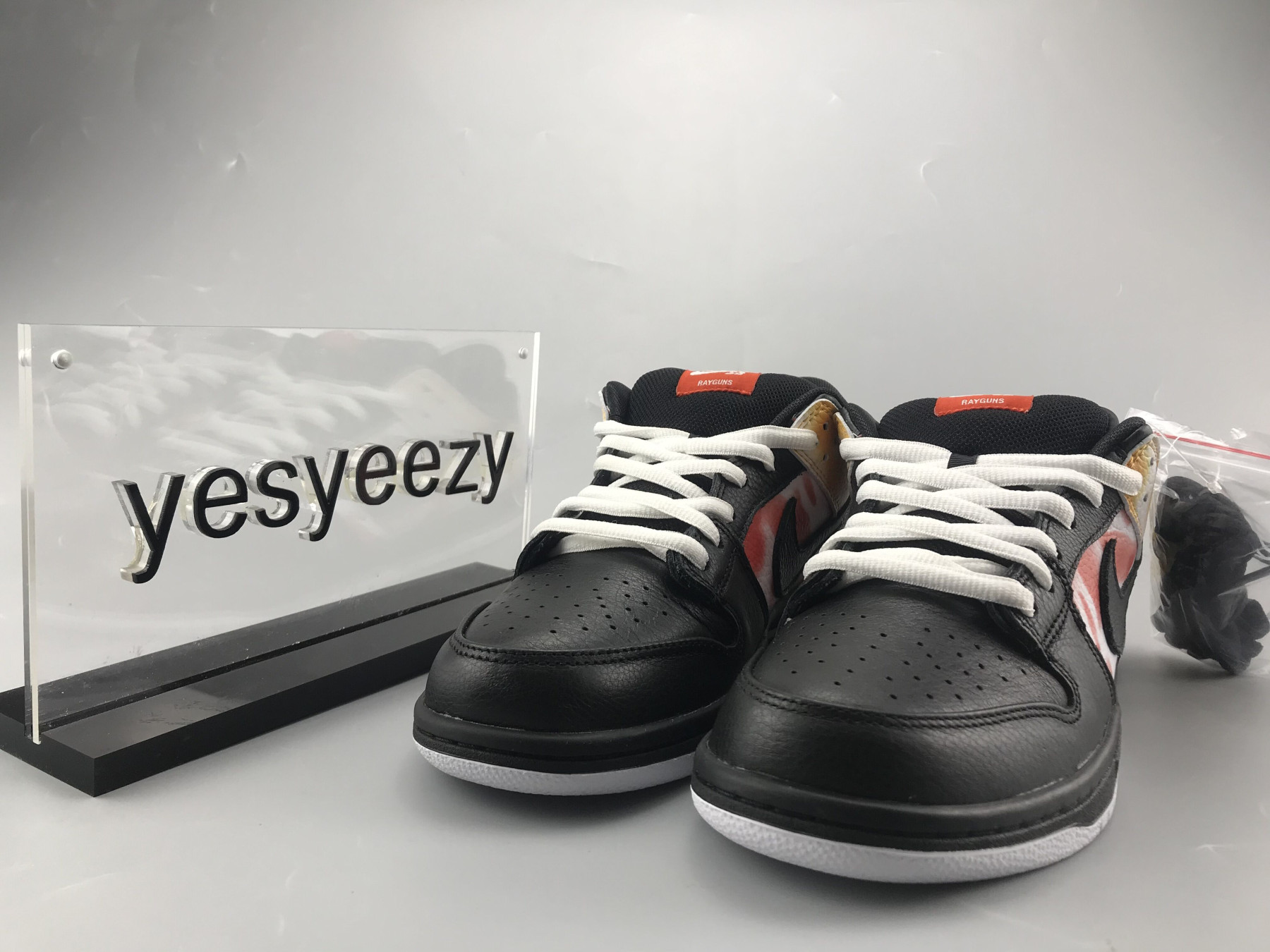 UA NIKE SB DUNK LOW PRO QS RAYGUN TIE-DYE BLACK