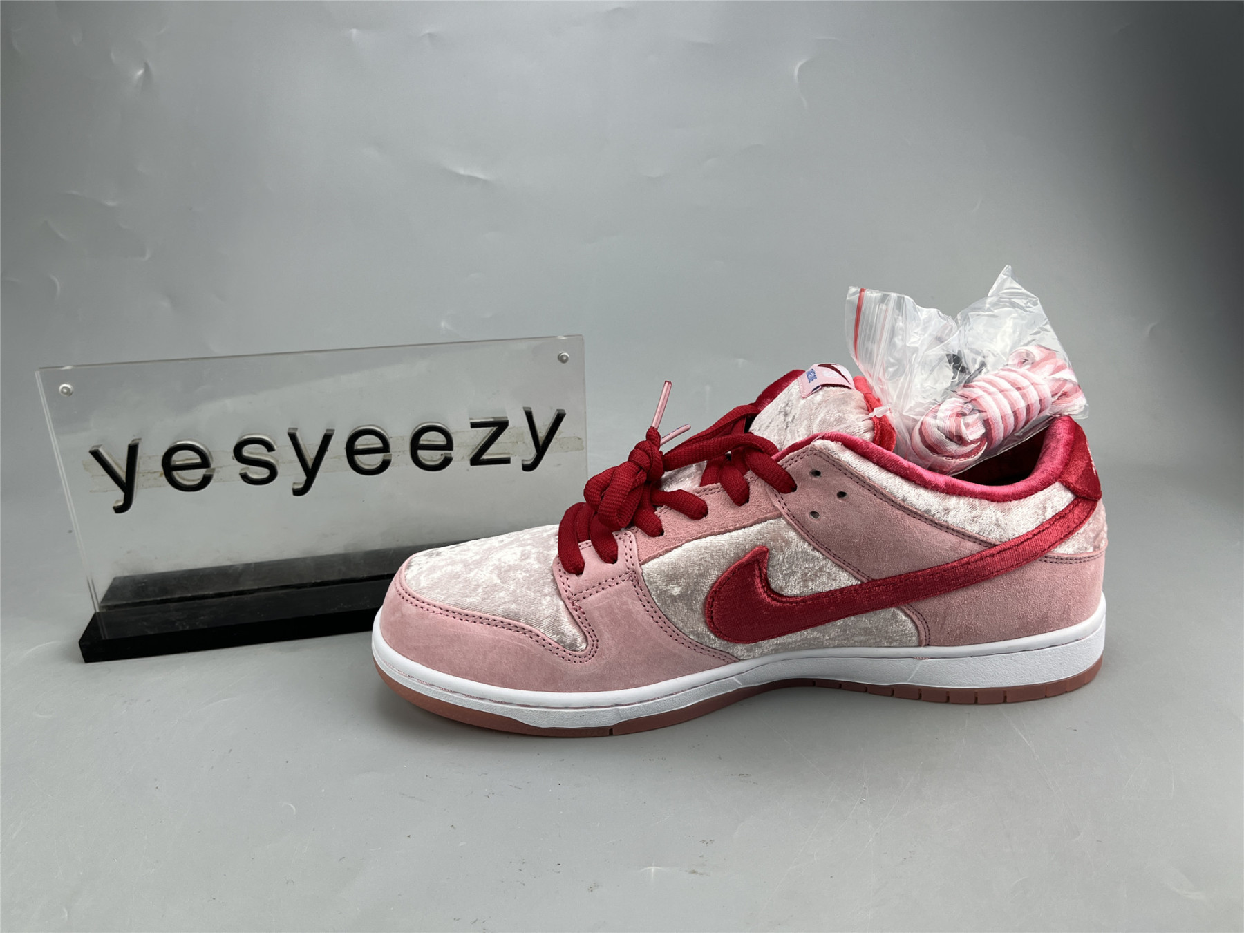 UA NIKE STRANGELOVE X DUNK LOW SB "VALENTINE
