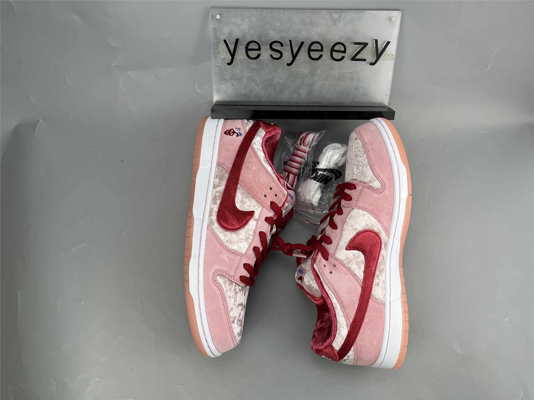 UA NIKE STRANGELOVE X DUNK LOW SB "VALENTINE