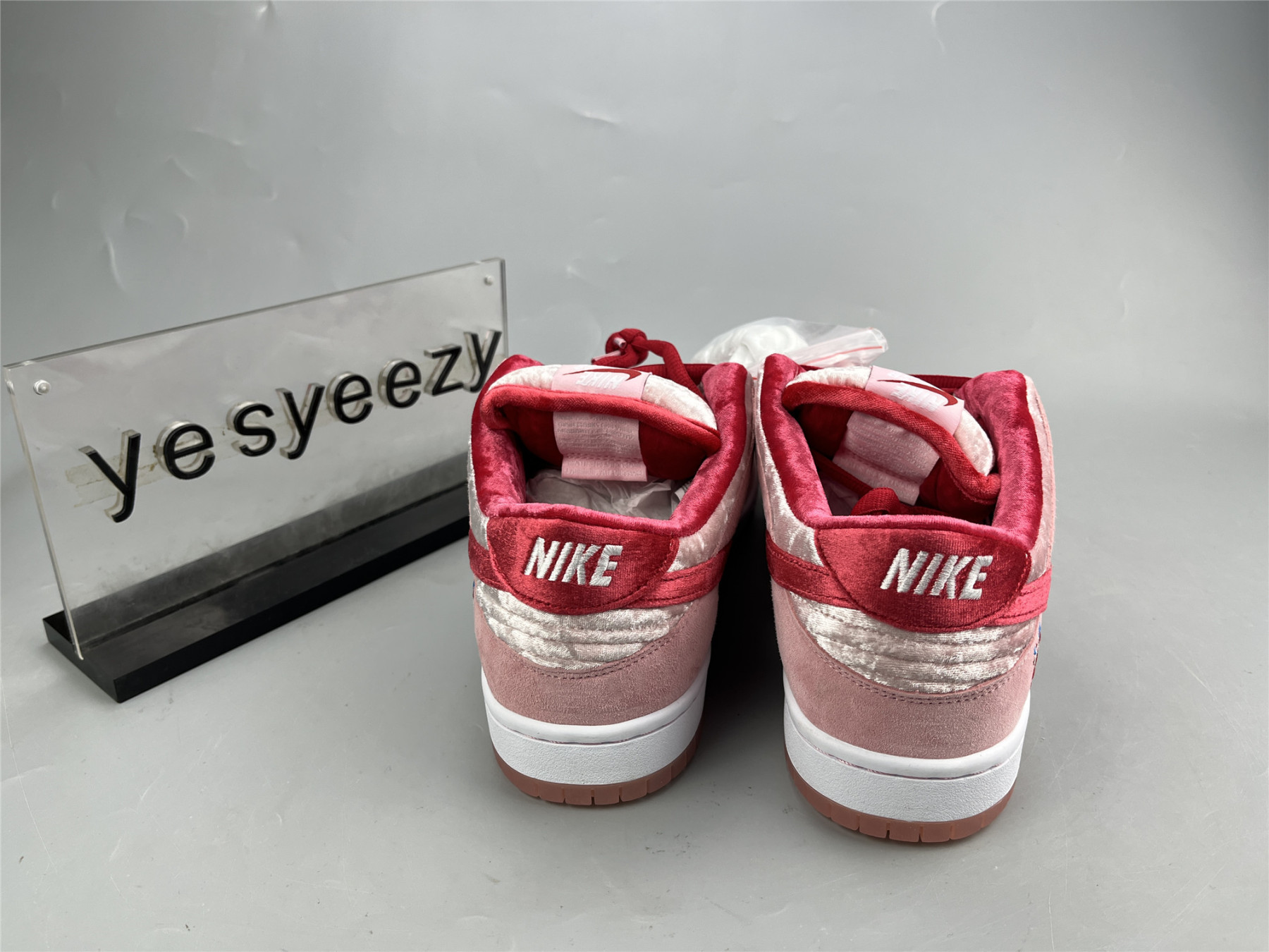 UA NIKE STRANGELOVE X DUNK LOW SB "VALENTINE