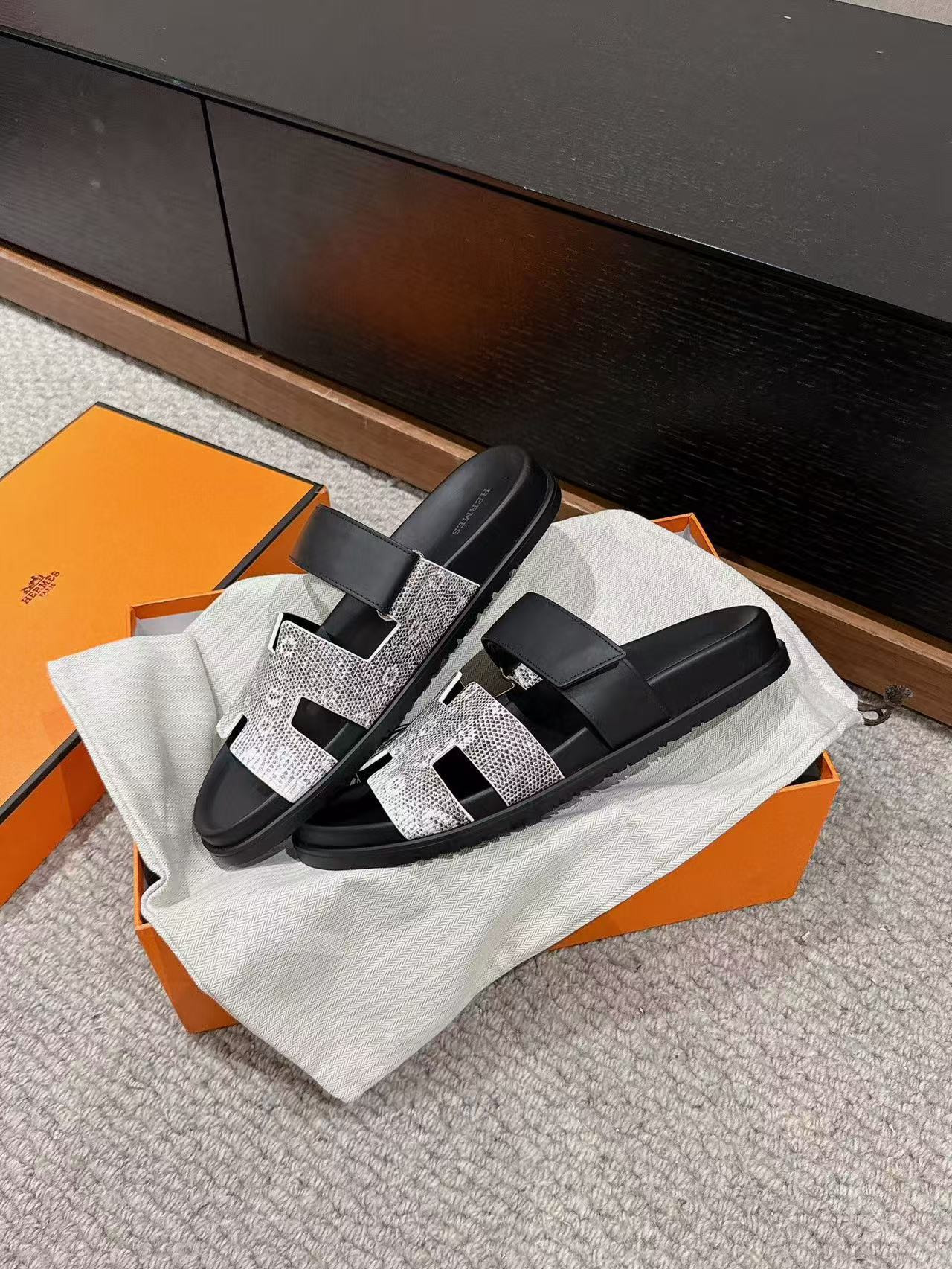 UA H**me5 Chypre Sandal