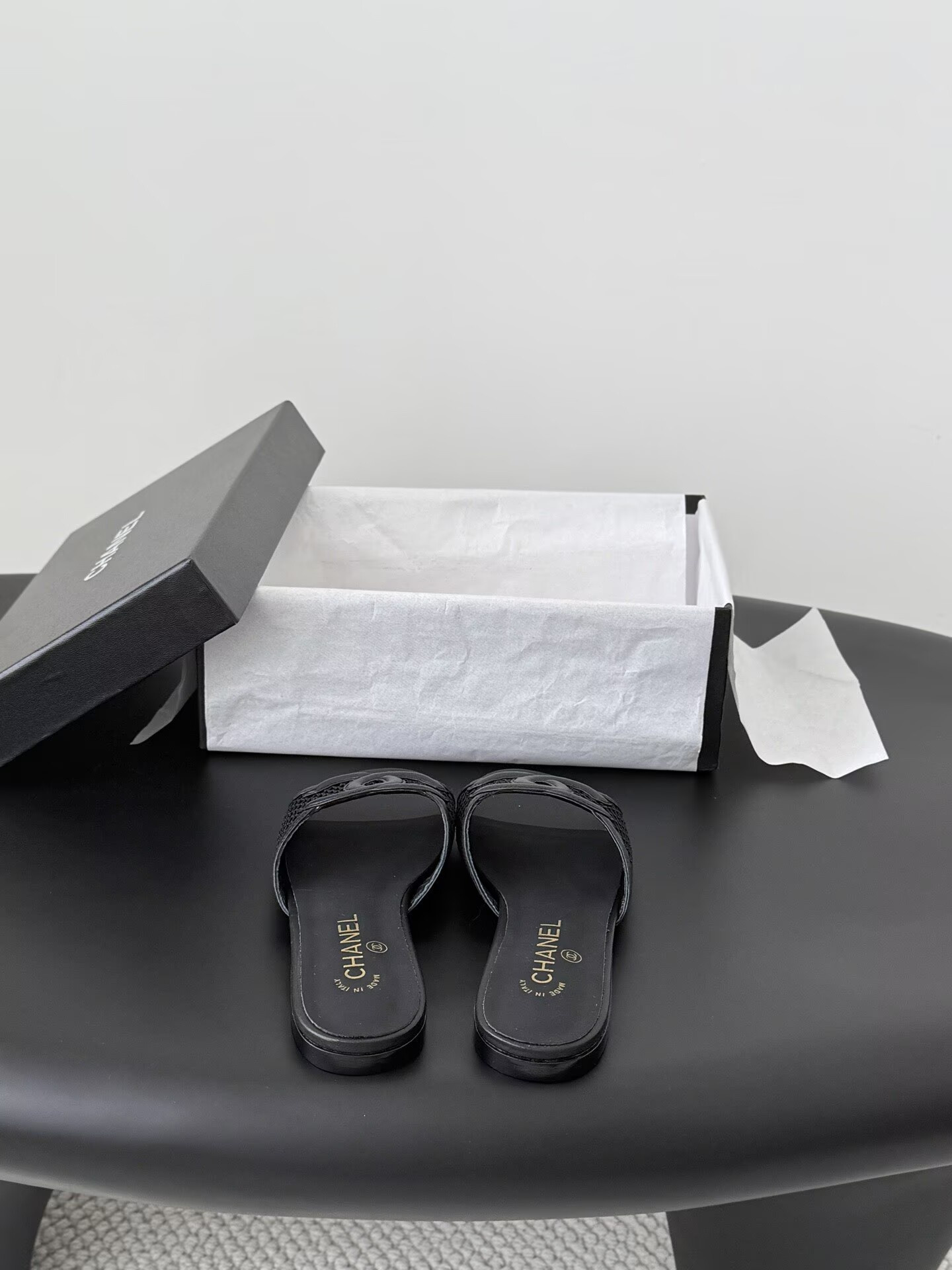 ua Ch**el sandals