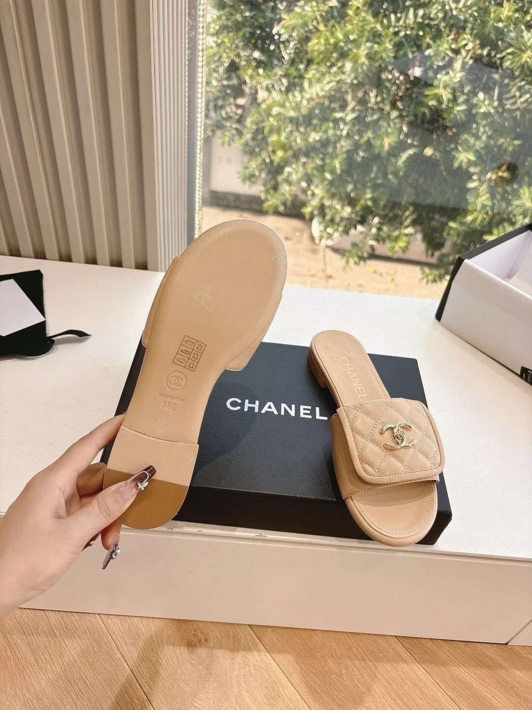 ua Ch**el slippers