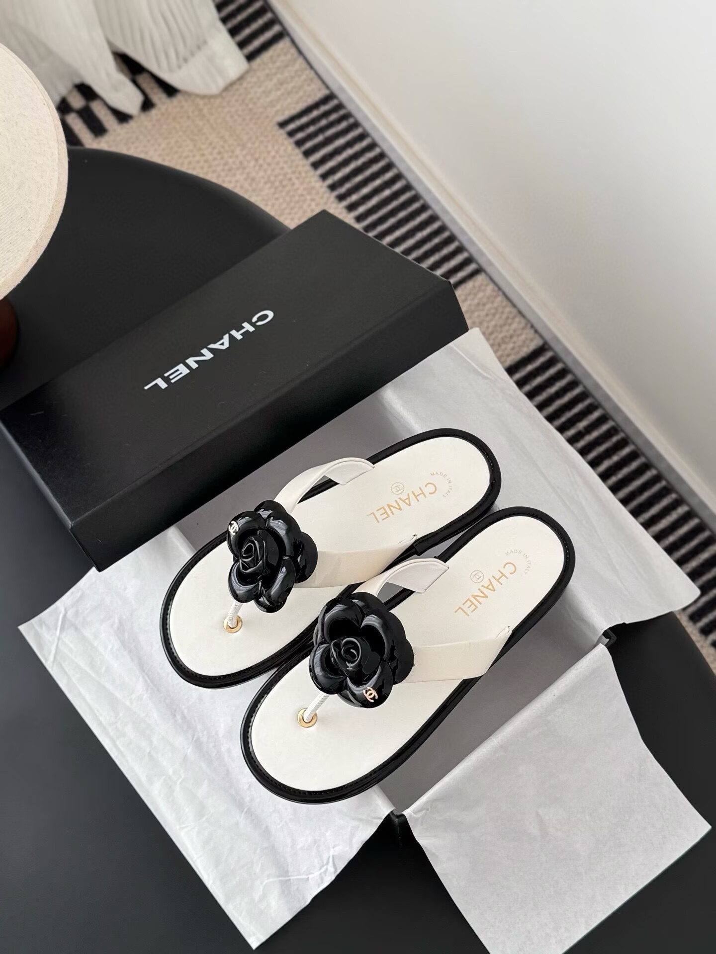 ua Ch**el thongs slides