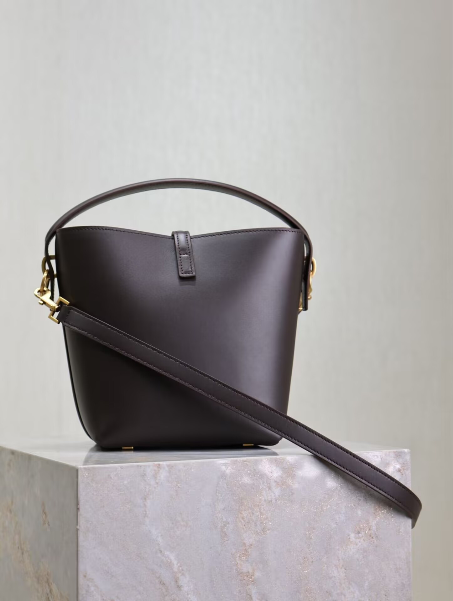 Y51 LE 37 In Shiny Leather 17x20x13cm