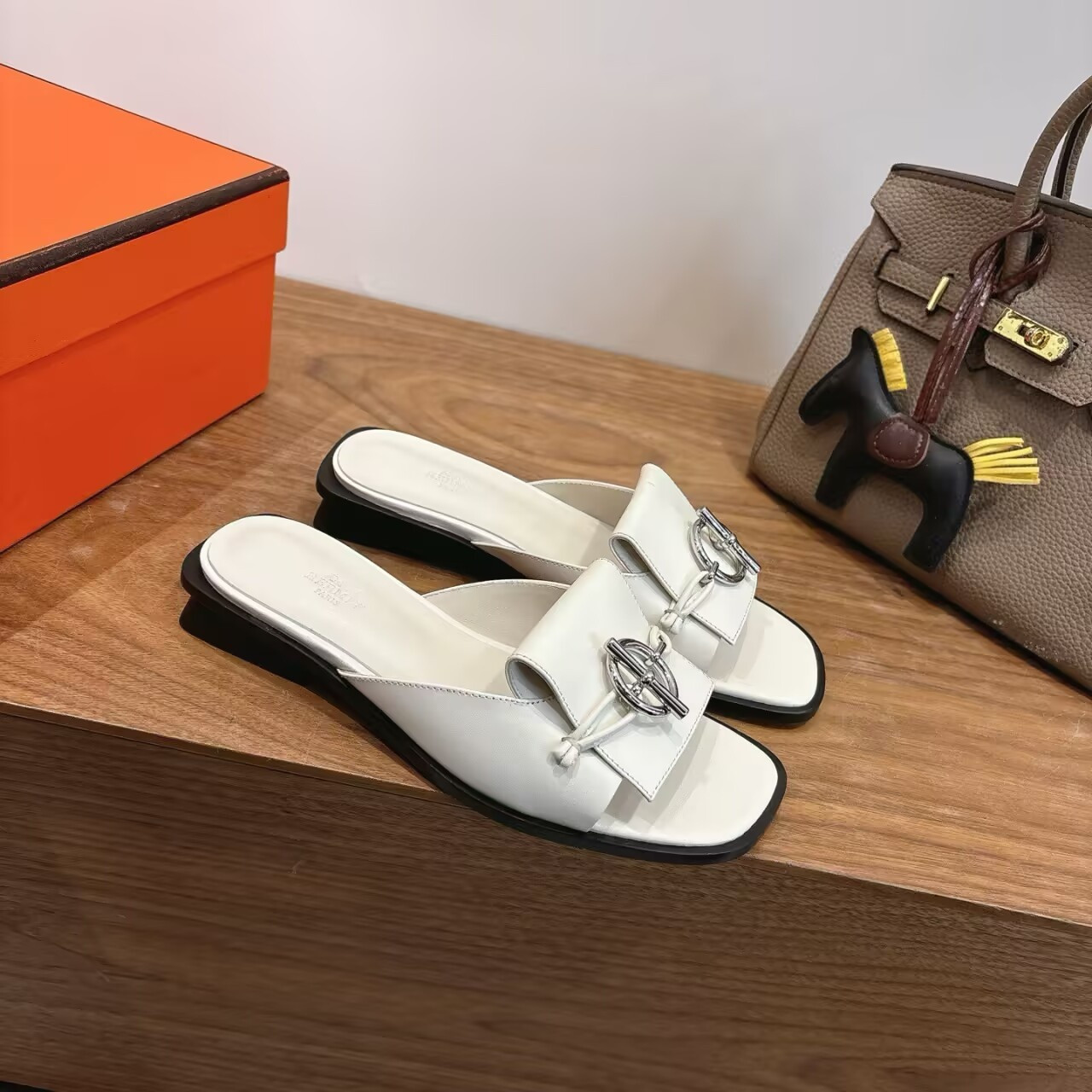 UA H**me5 Isle sandal