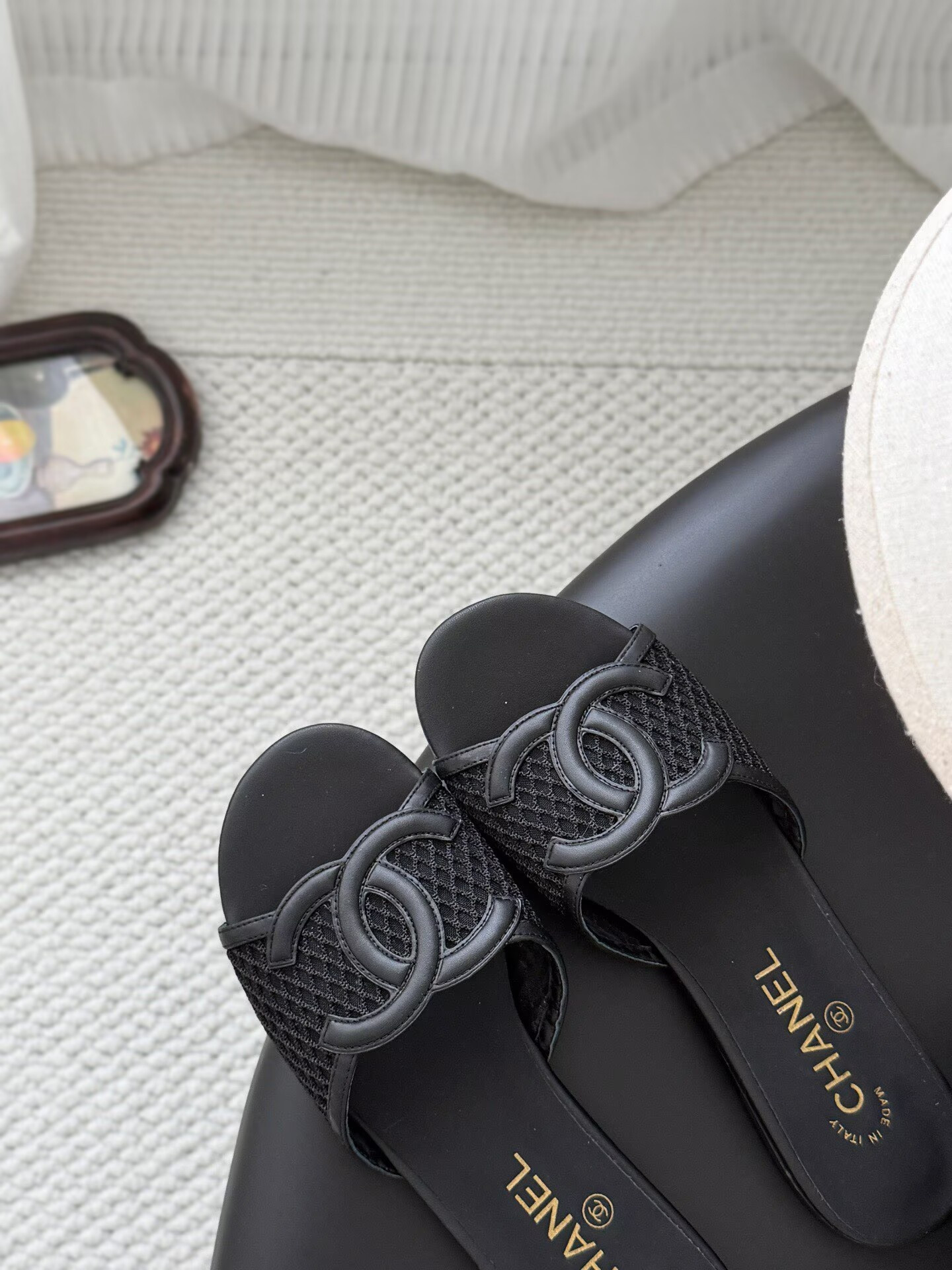 ua Ch**el sandals