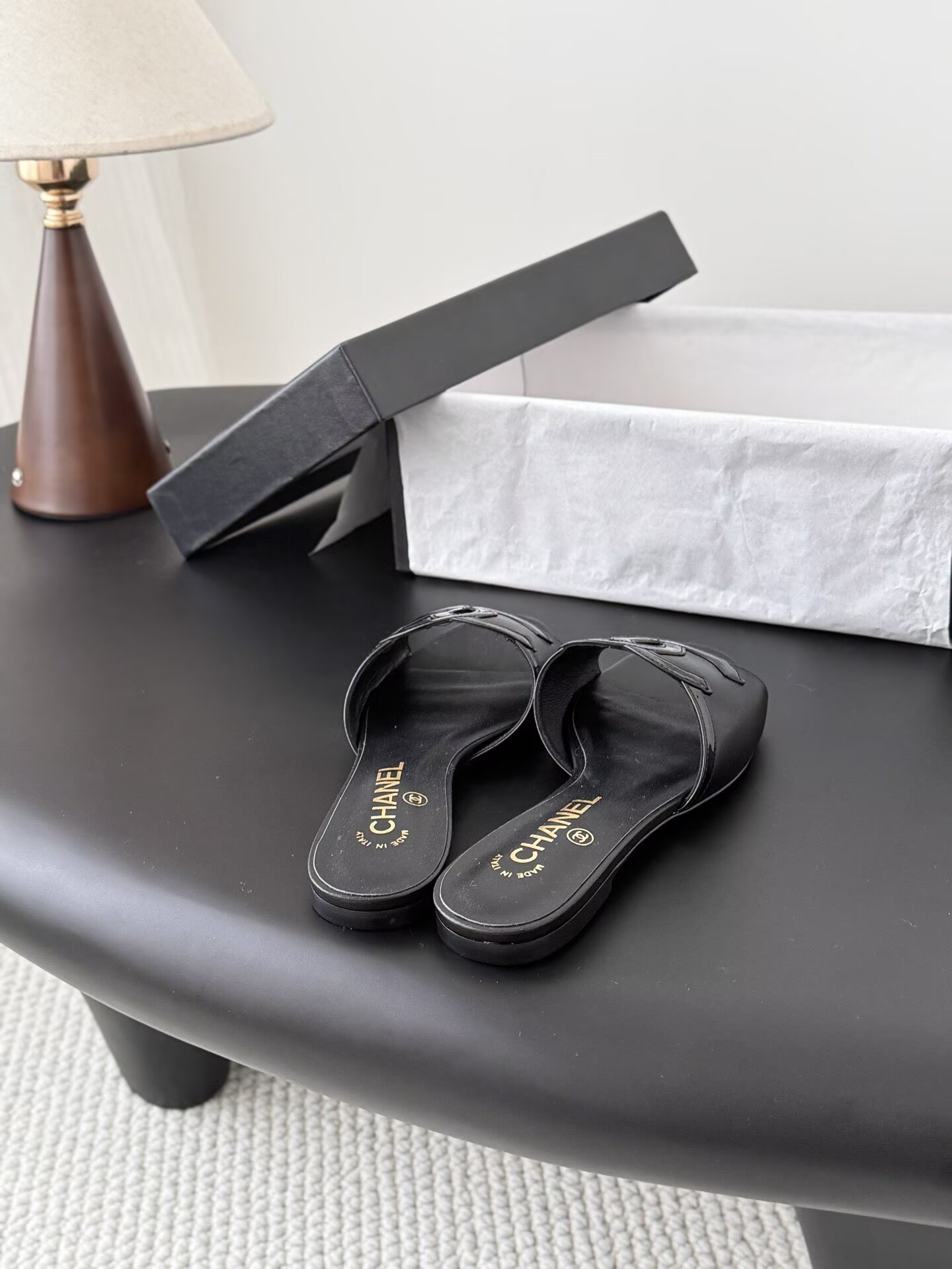 ua Ch**el sandals