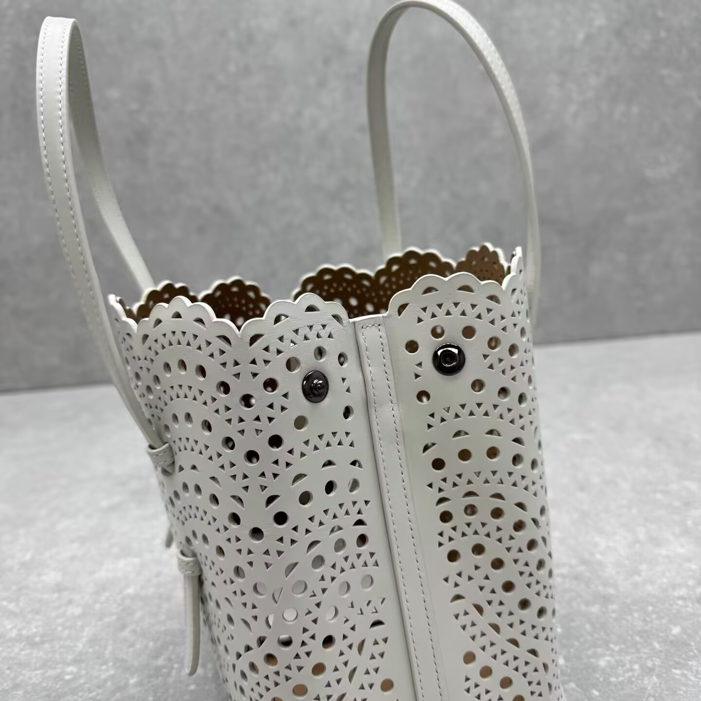 ALAÏA Mina 25 bag In Vienne Wave 25x20x13cm