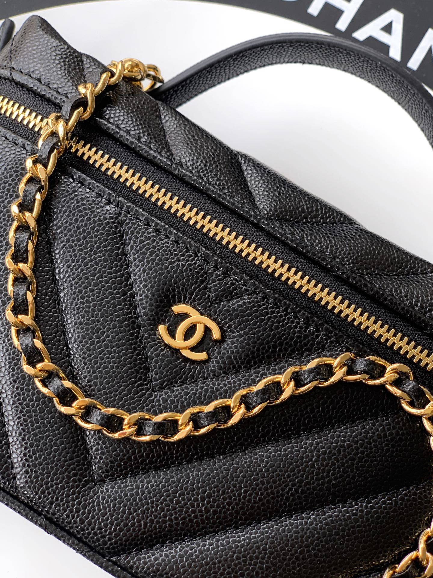 Ch**el vanity with chain ap5212 17x19.5x5cm