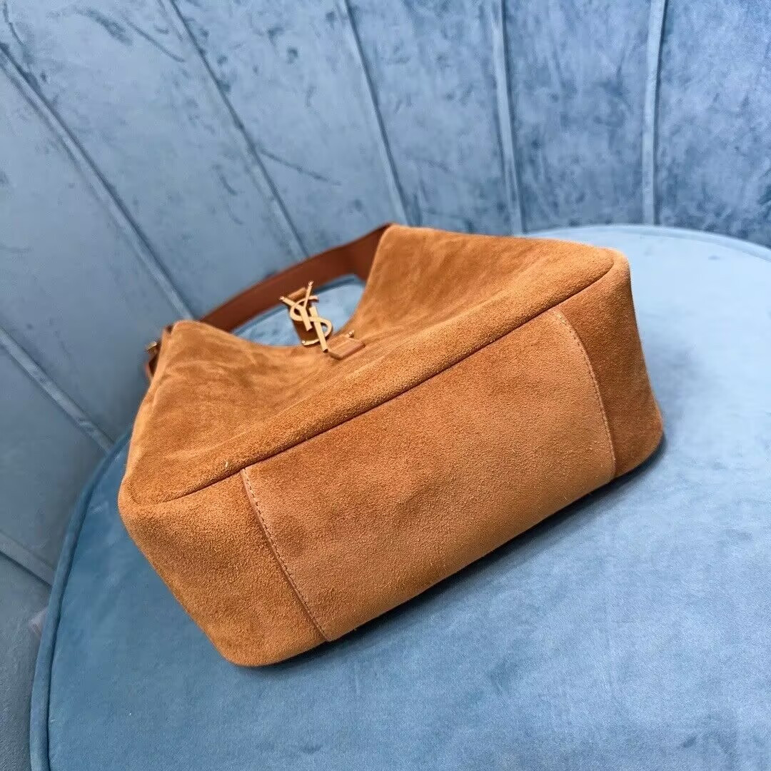 Y51 LE 5 À 7 S*pPLE IN SUEDE 23x22x8.5cm