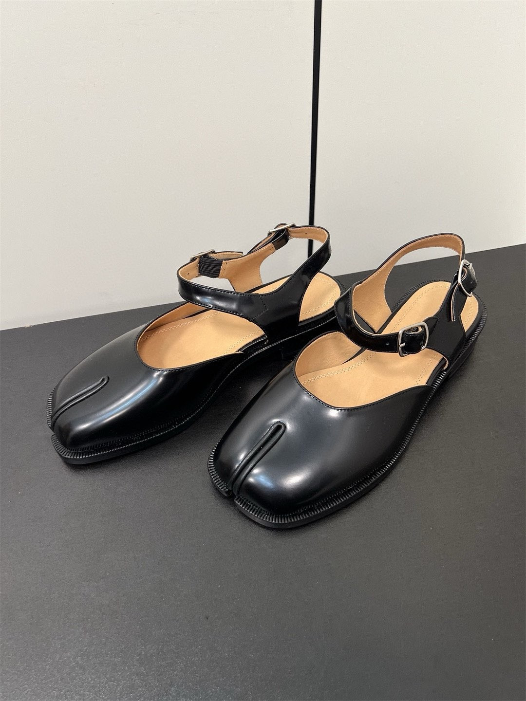 ua ma1s0n Marg*e1a tabi sandals
