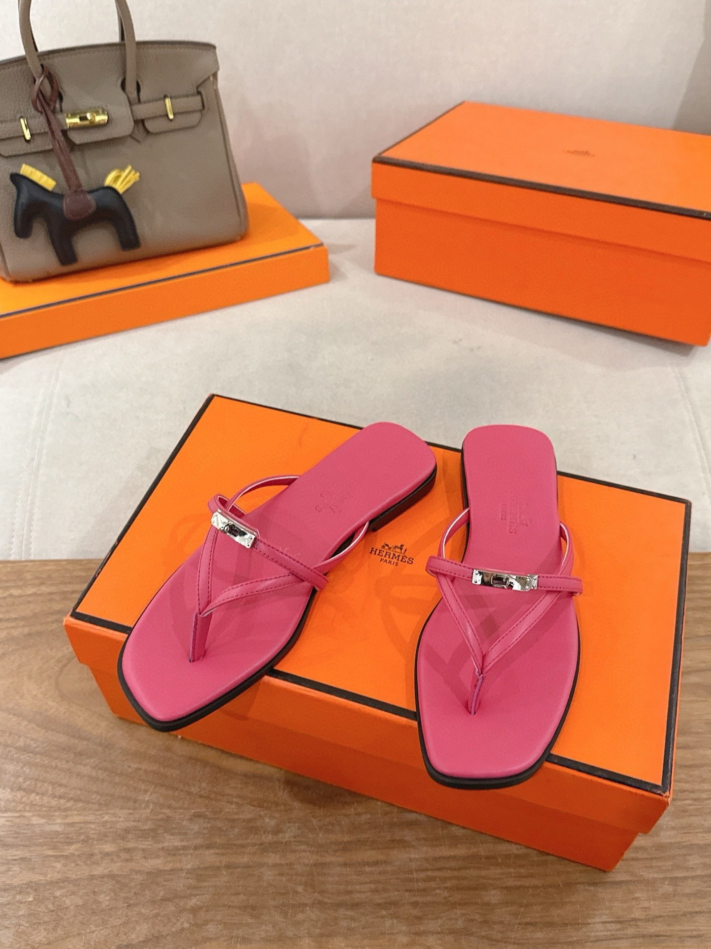 ua H**me5 miss sandals