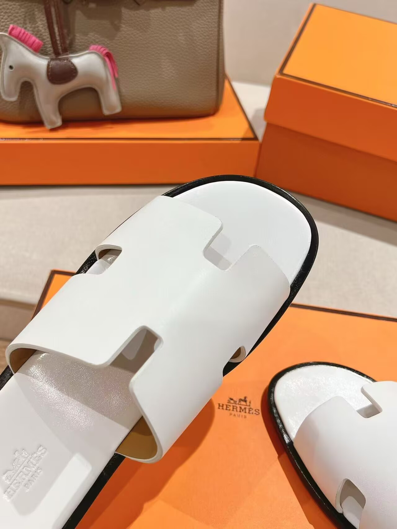 UA H**me5 Izmir sandal