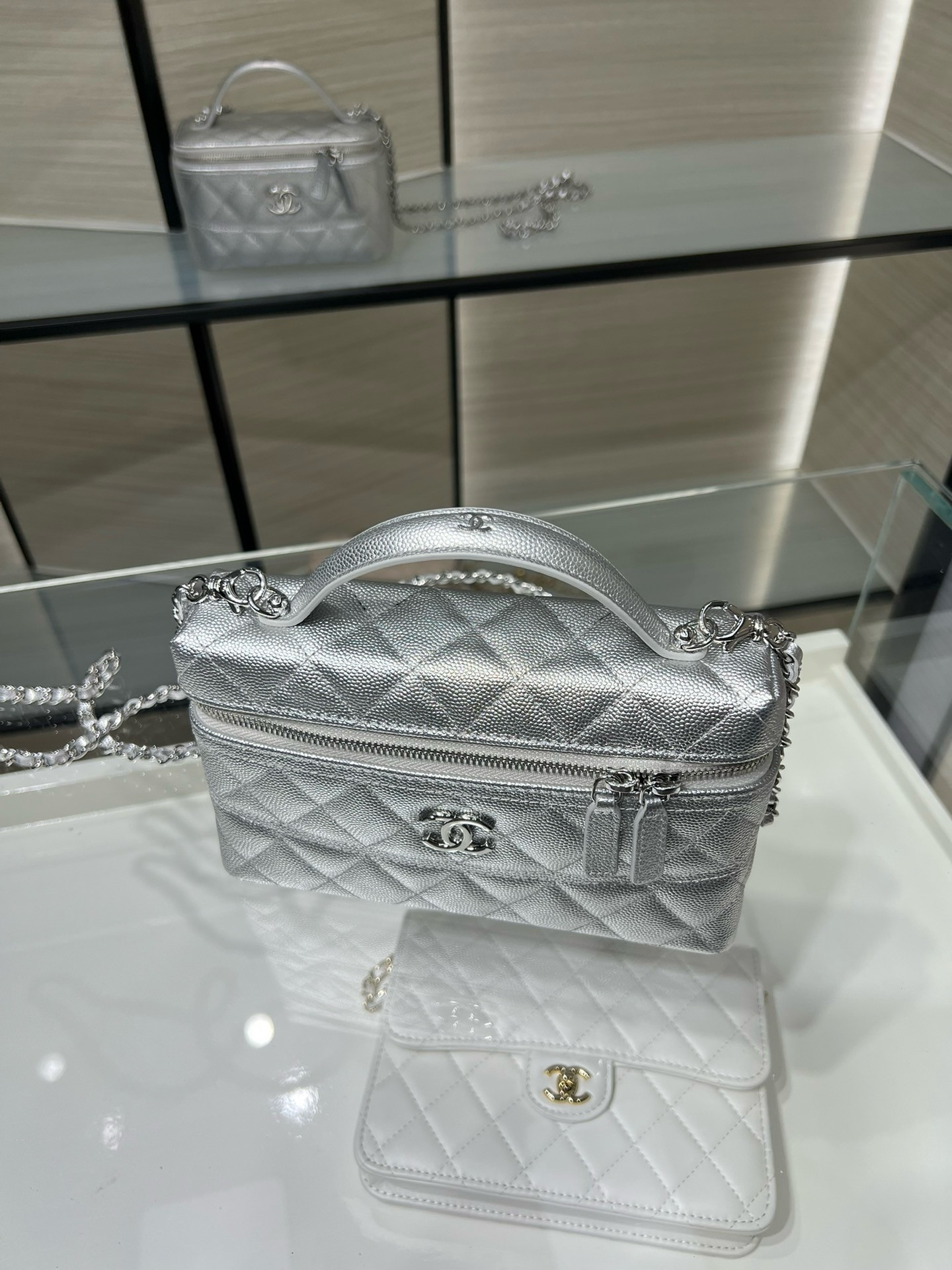 Ch**el LONG VANITY WITH CHAIN 17×19.5×5cm