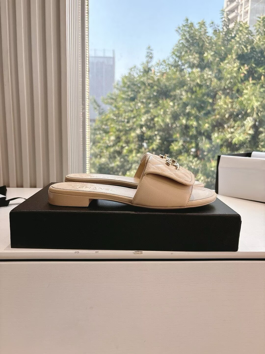 ua Ch**el slippers