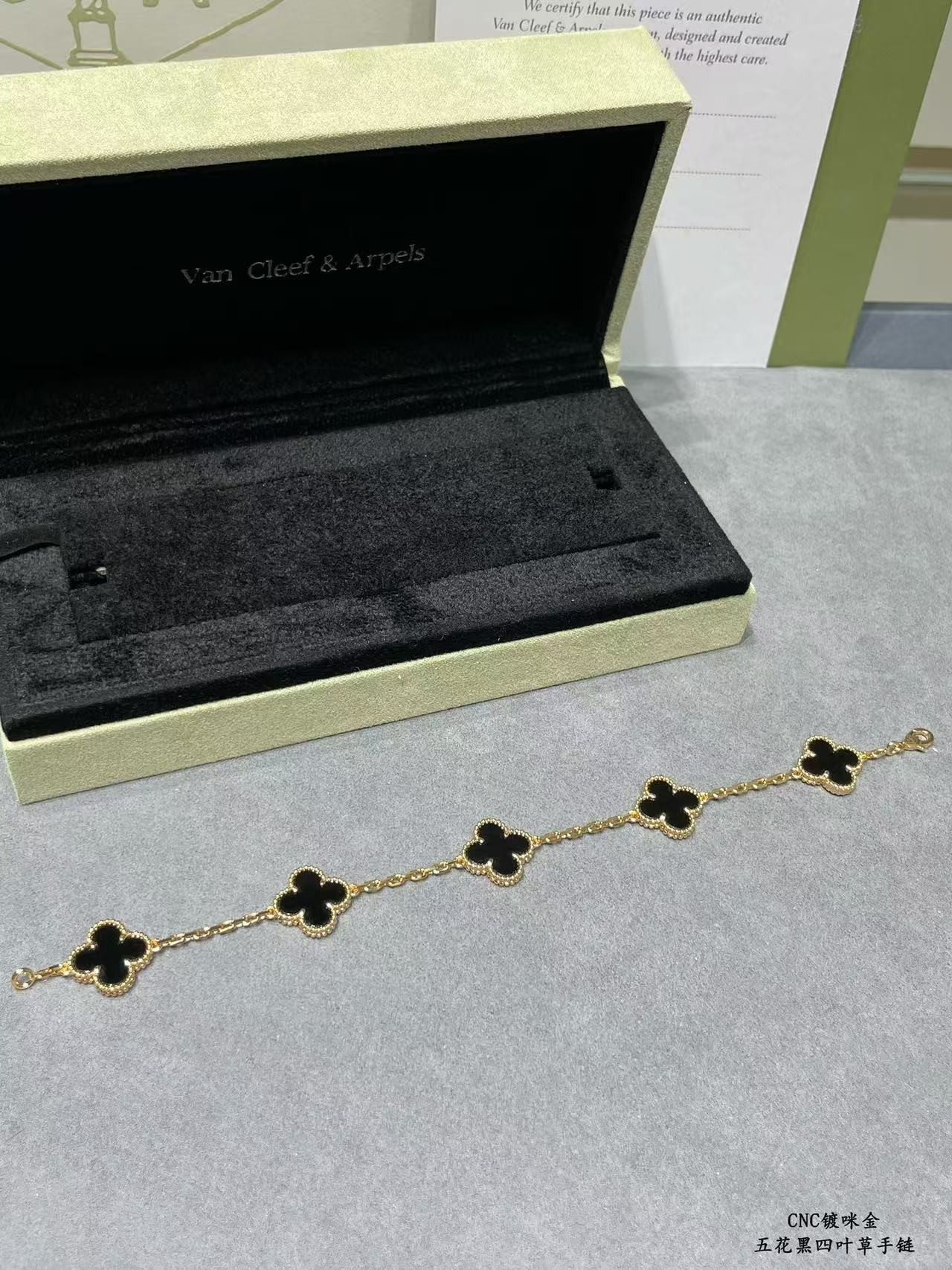 V*n Cl**f & Arpels Black five-flowered four-leaf clover Bracelet Chain length approx.19cm