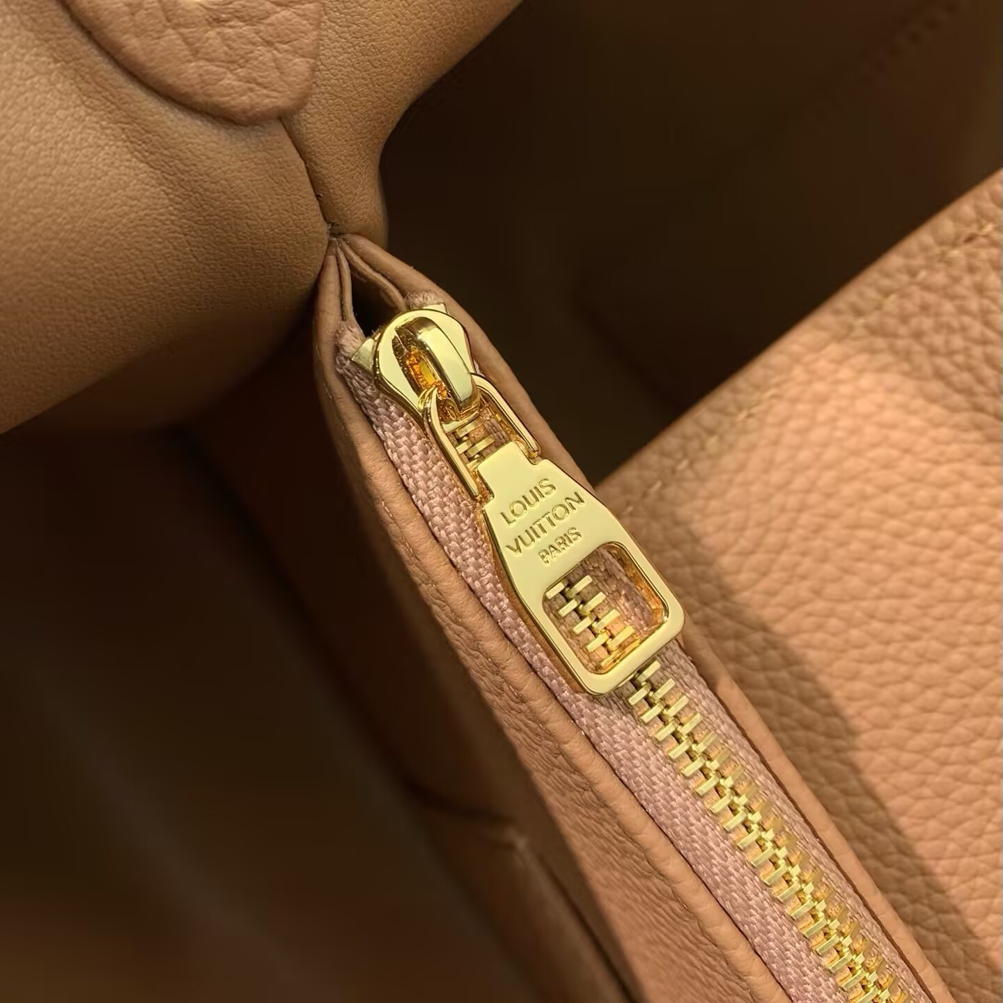 LV Capucines GM Souple M26259 38 x 23 x 16 cm