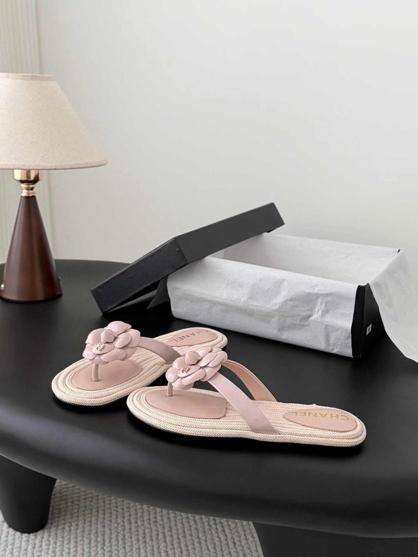 ua Ch**el thongs slides