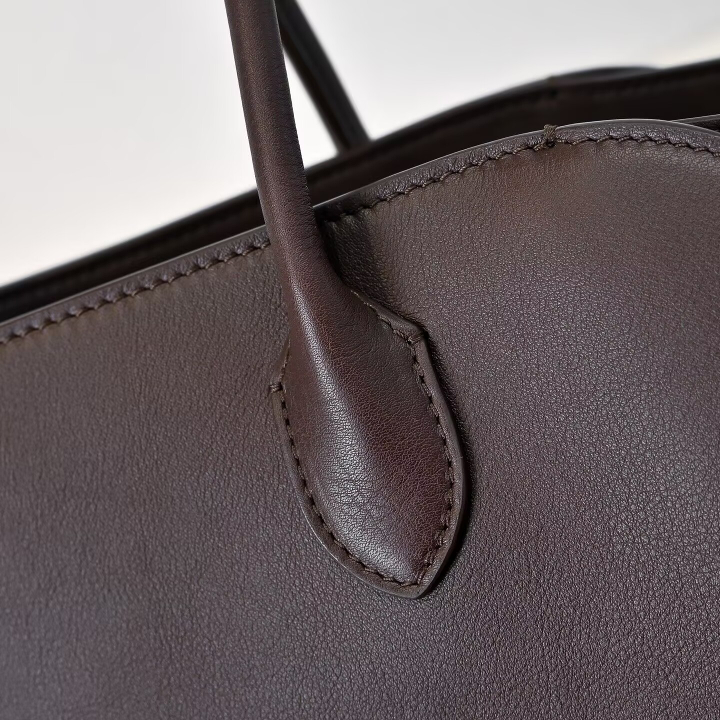 The R0w Marlo Bag in Leather 35.5x16x26cm