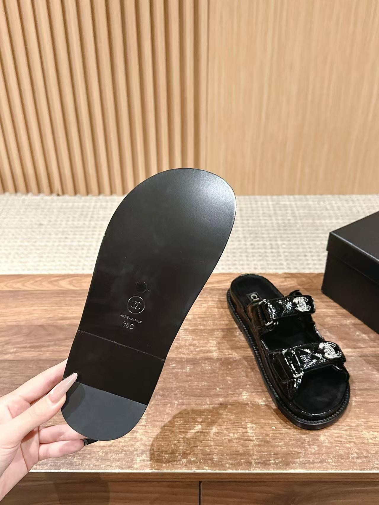 UA Ch**el Slides