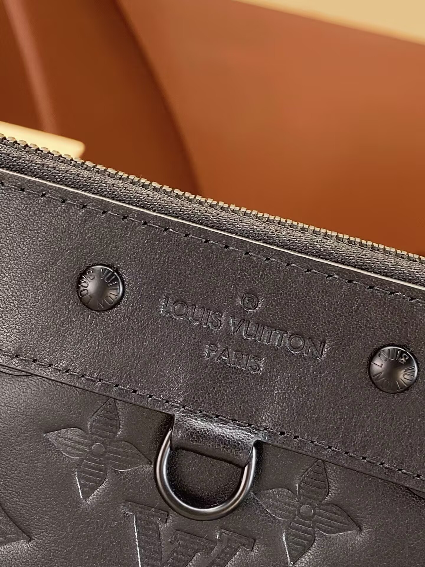 LV To-Go Pochette M81570 34x25x2cm