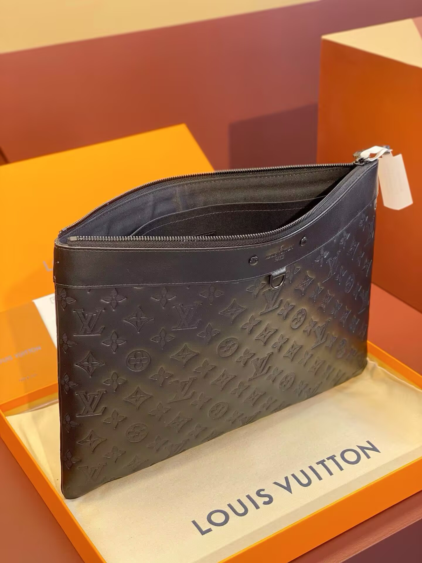 LV To-Go Pochette M81570 34x25x2cm