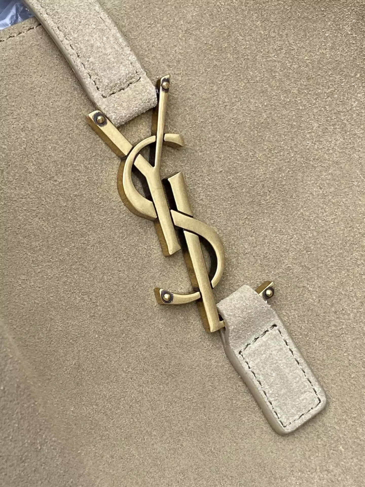 Y51 LE 5 À 7 S*pPLE LARGE IN SUEDE 30 X 31 X 13 CM