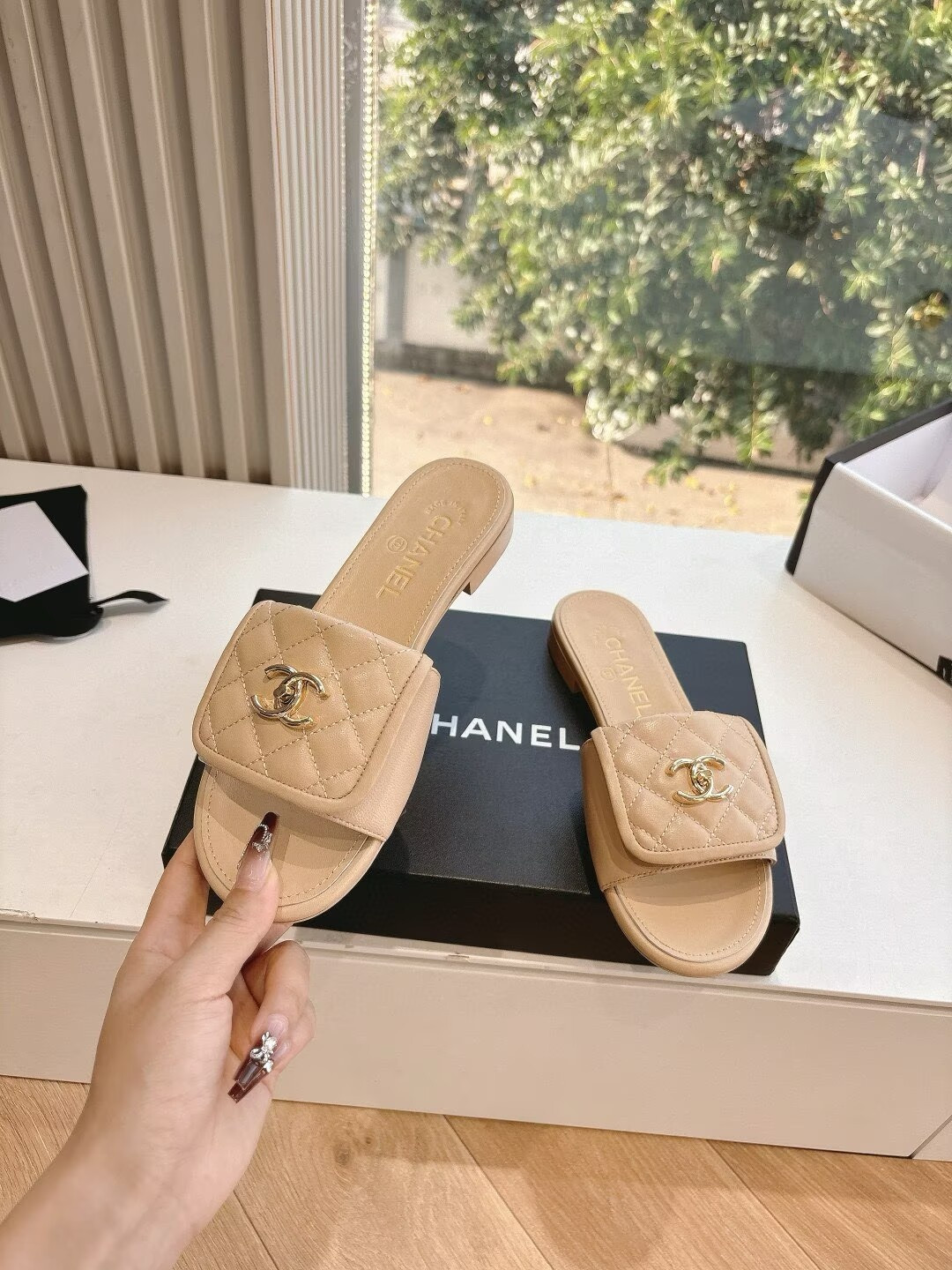 ua Ch**el slippers