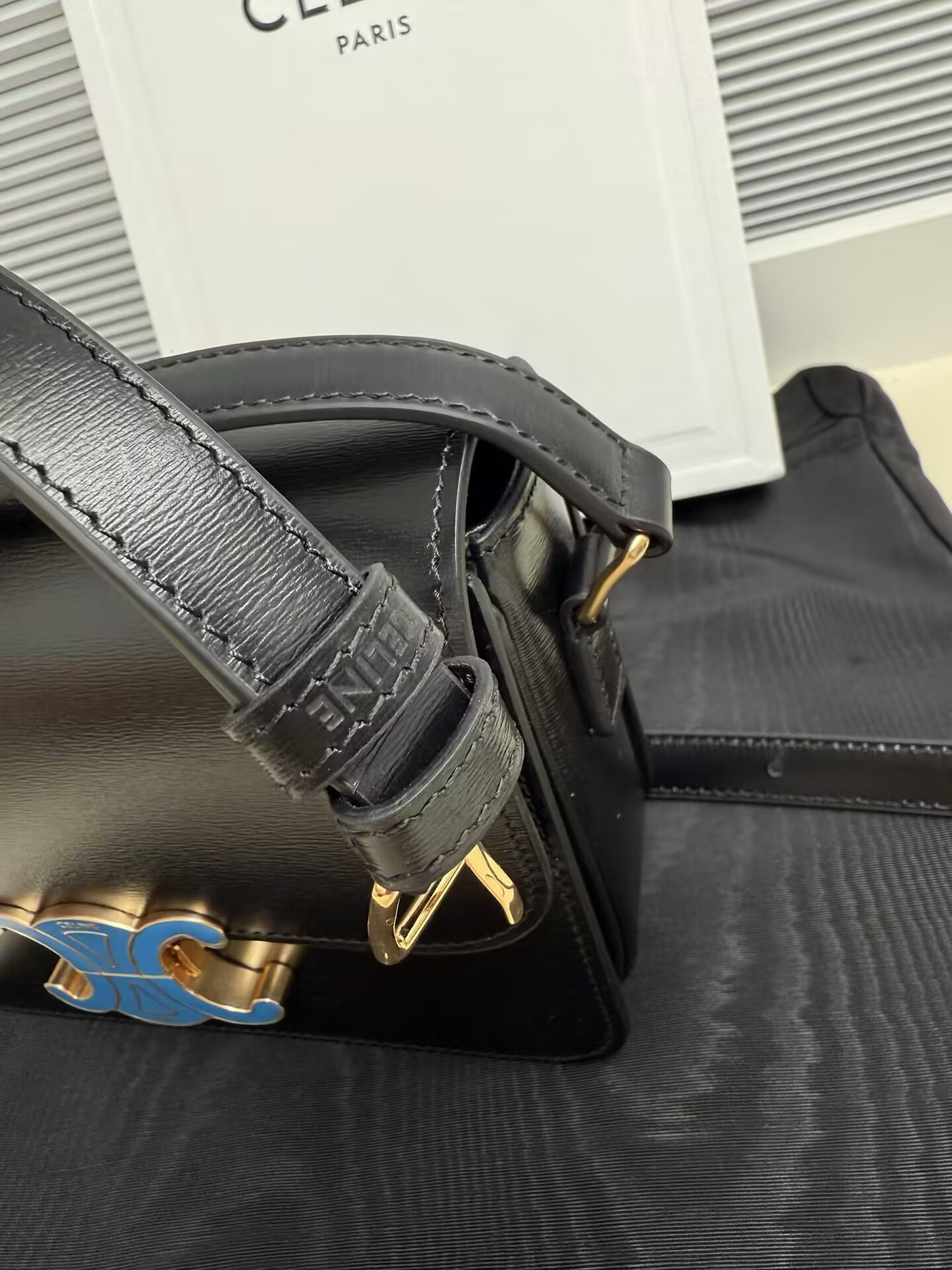 Ce1i*e TEEN TRIOMPHE Enamel Lock Handbag 18.5x13.5x7cm