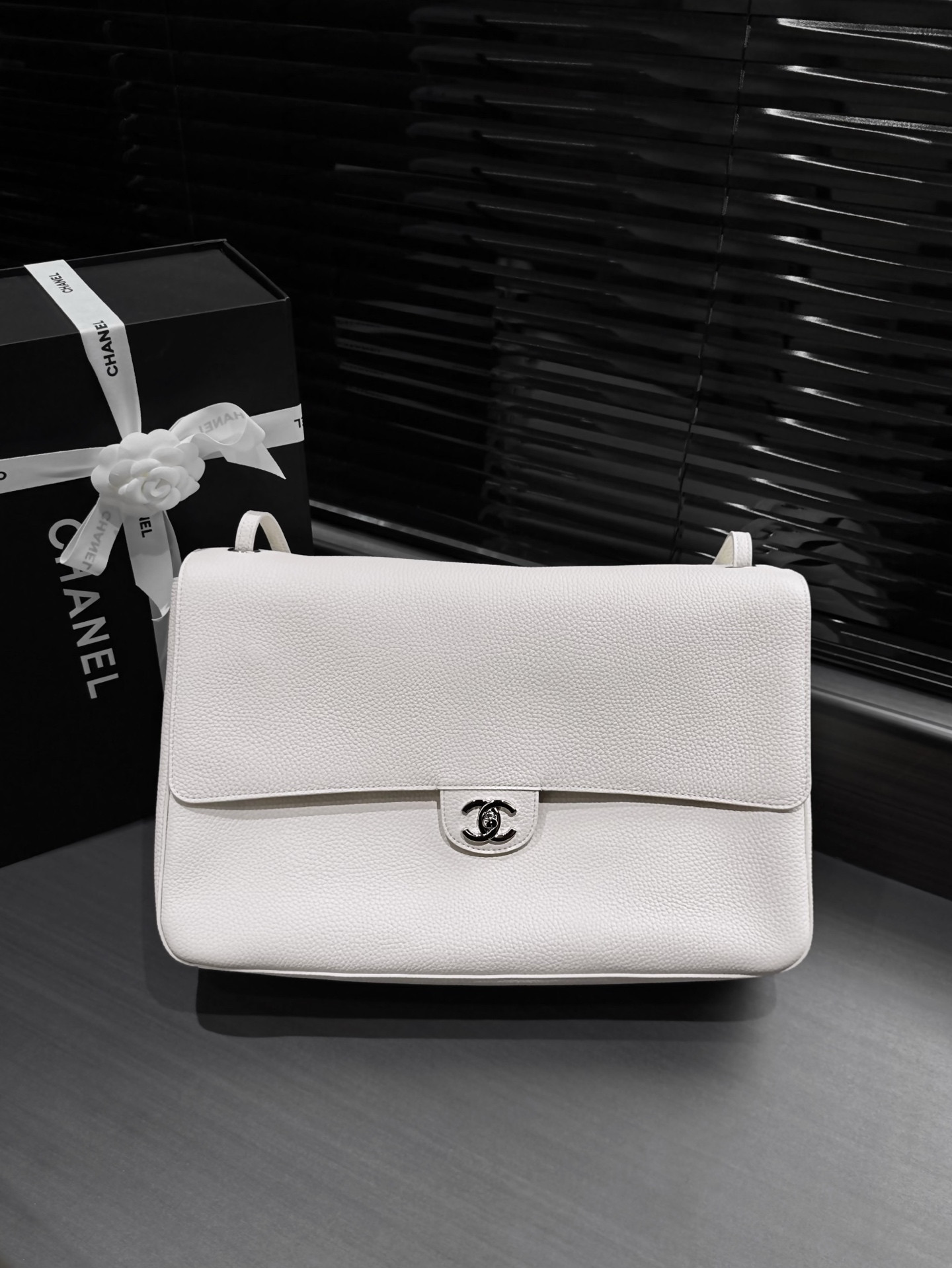 Ch**el Maxi Flap Bag in White with Silver-Tone Hardware AS6233 26x38.5x11cm