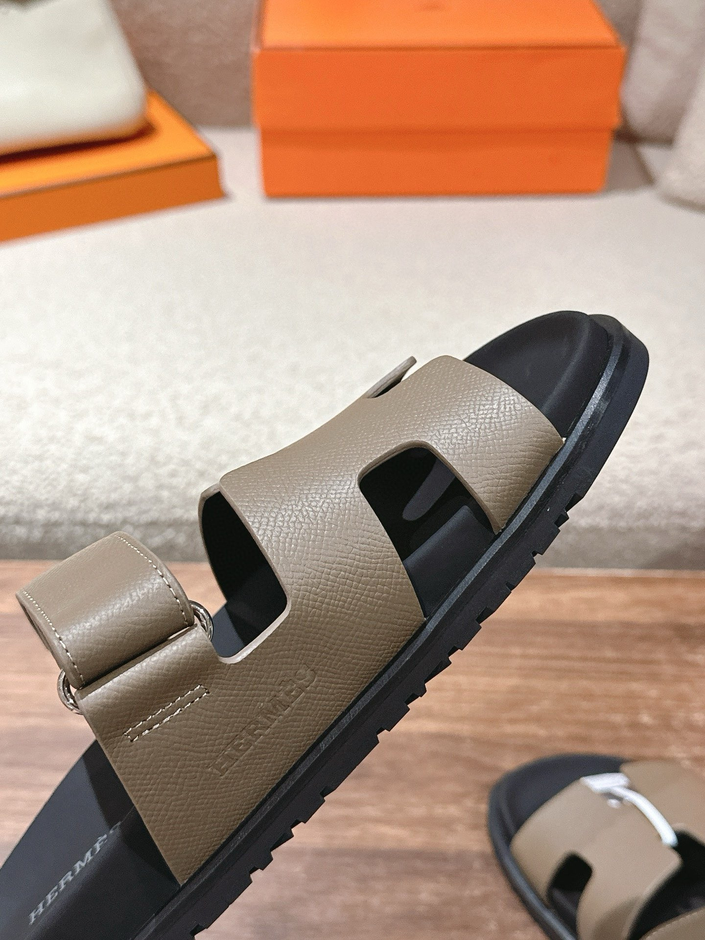 UA H**me5 Chypre sandal