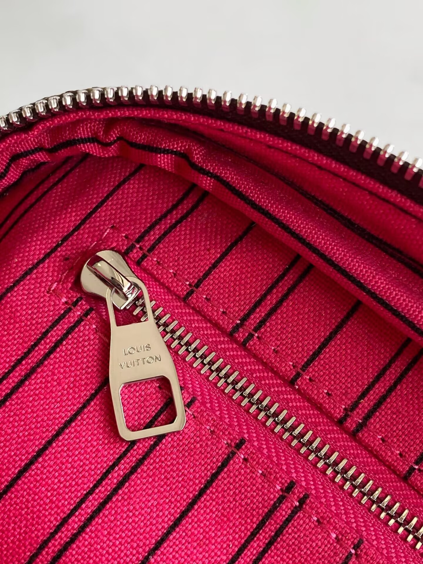 LV Dopp Kit M12641 28x15x16.5cm