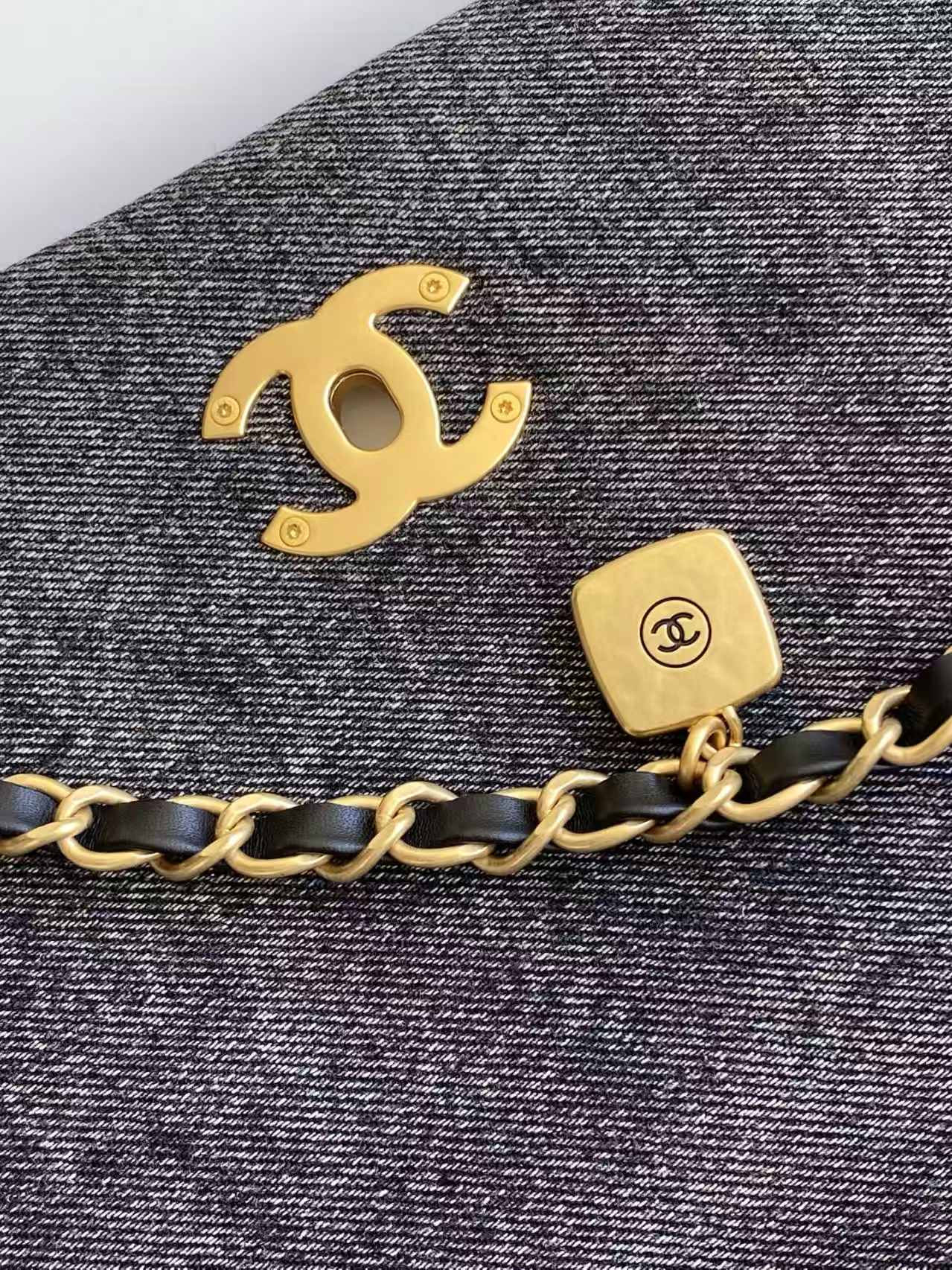 Ch**el Flap Bag 28x18x9cm